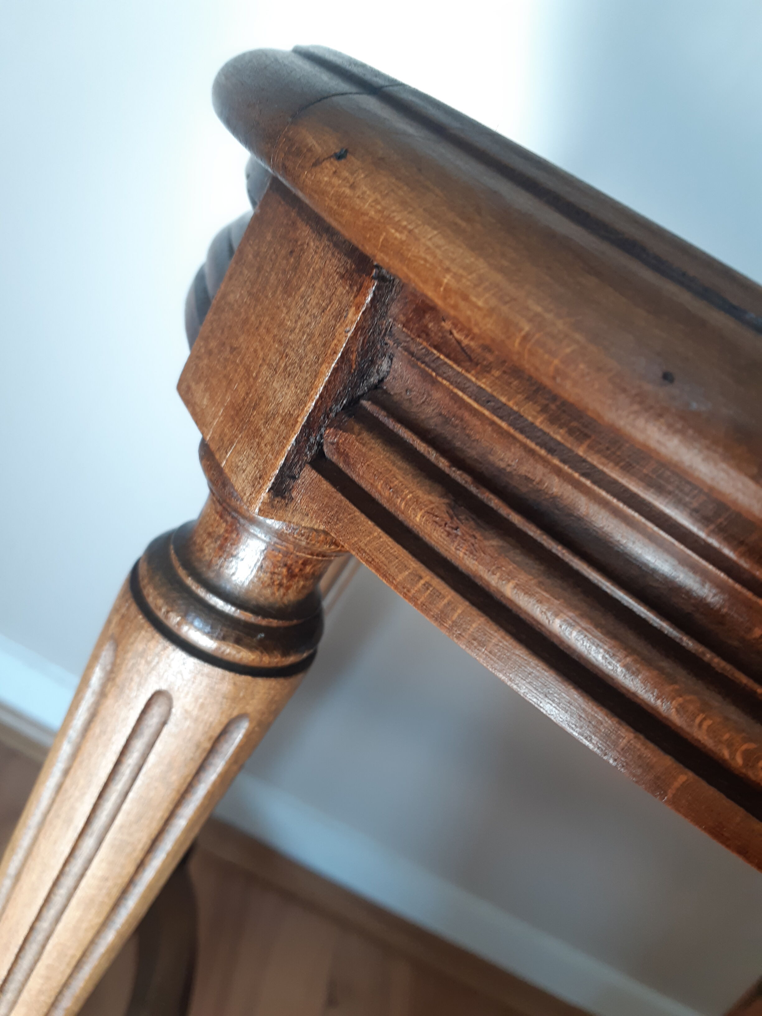 Tabouret de piano en cannage