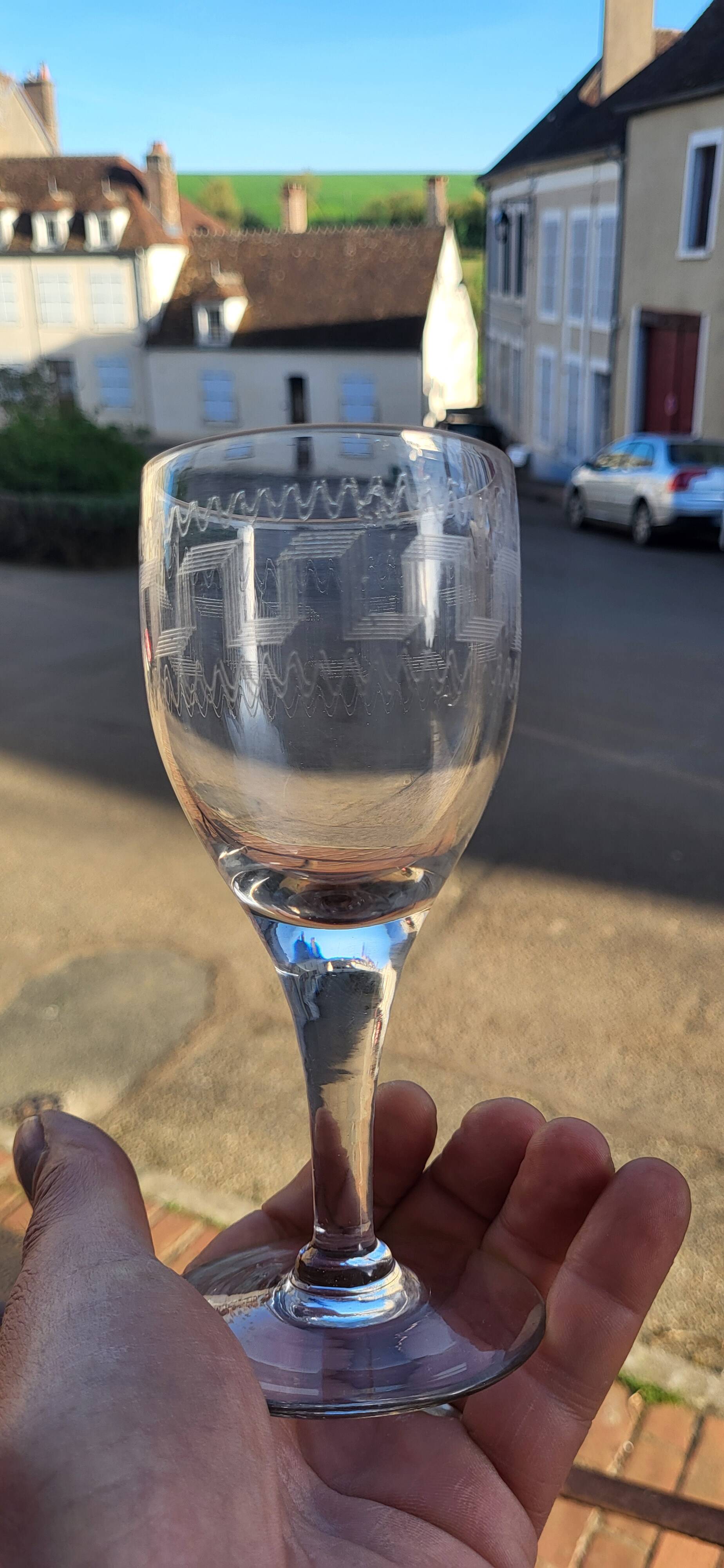 7 verres à vin décor à la grecque