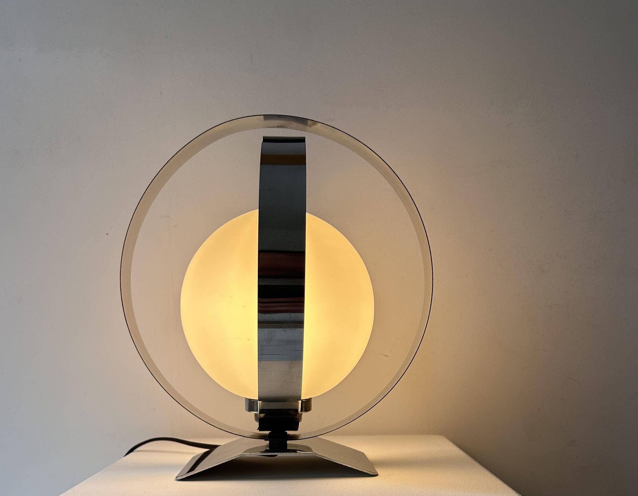 Lampe de table vintage, chrome et opaline, France 1970