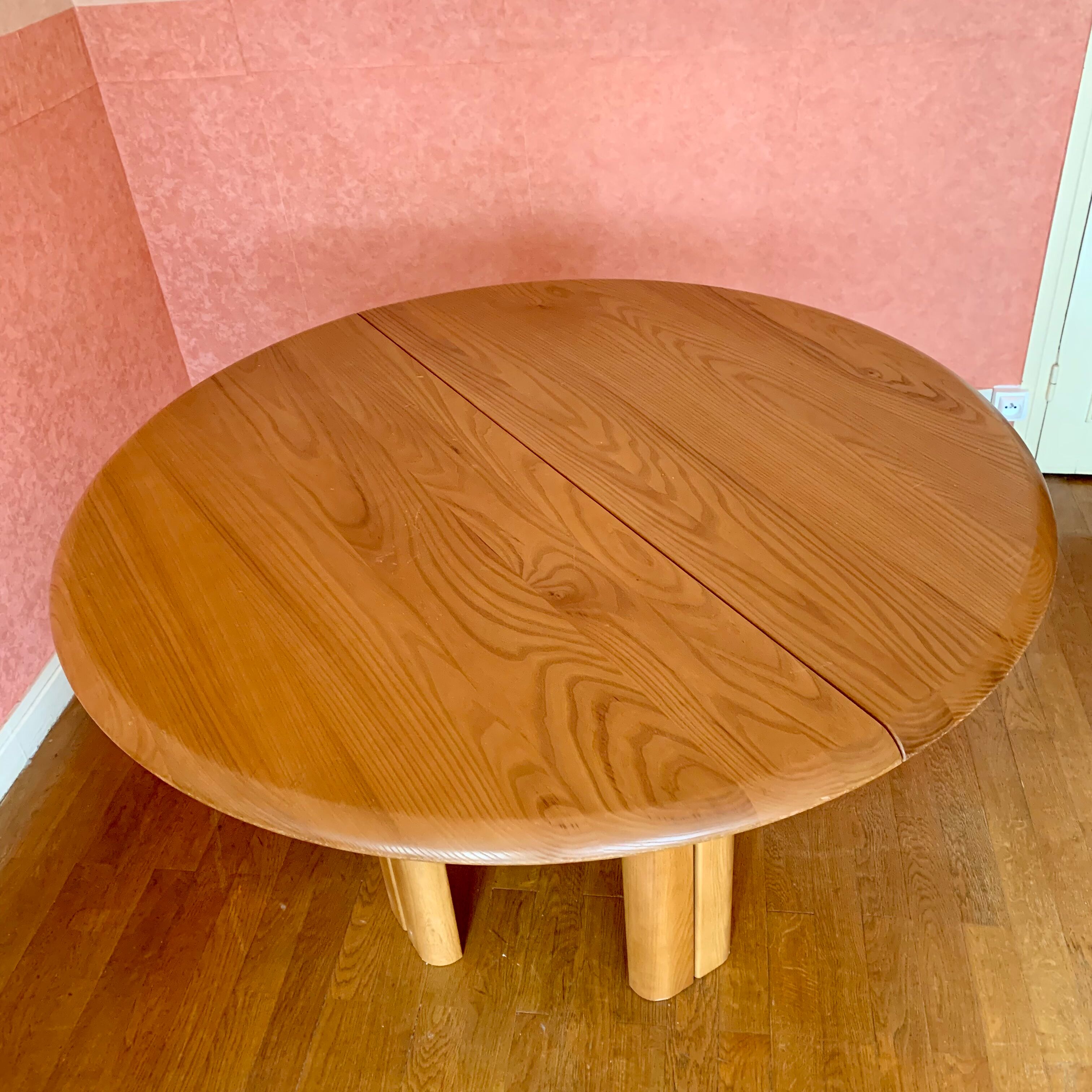 Round table in vintage solid elm