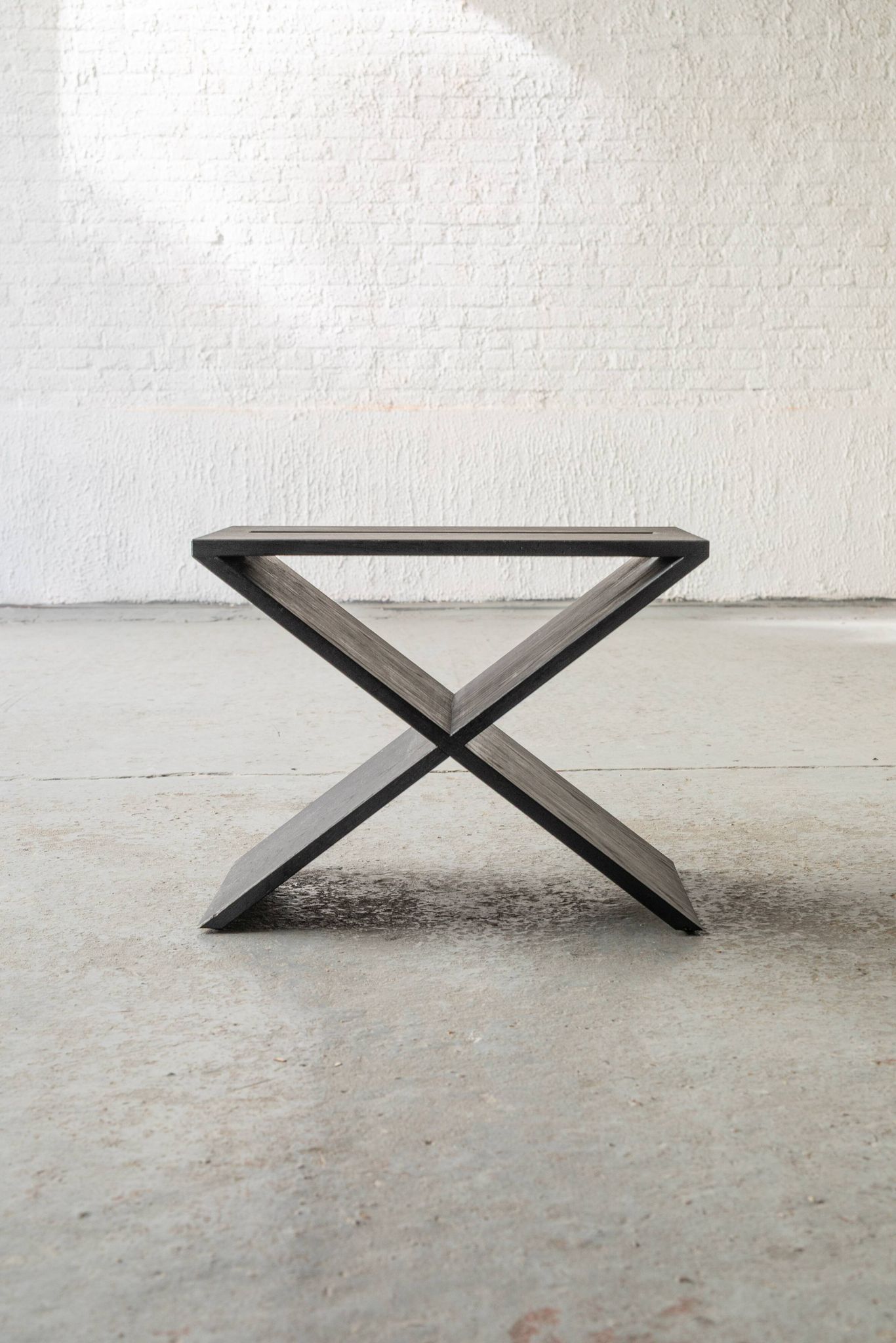 Table d'appoint en chêne noir « LC01 » par Lena Coupez, Belgique, 2024