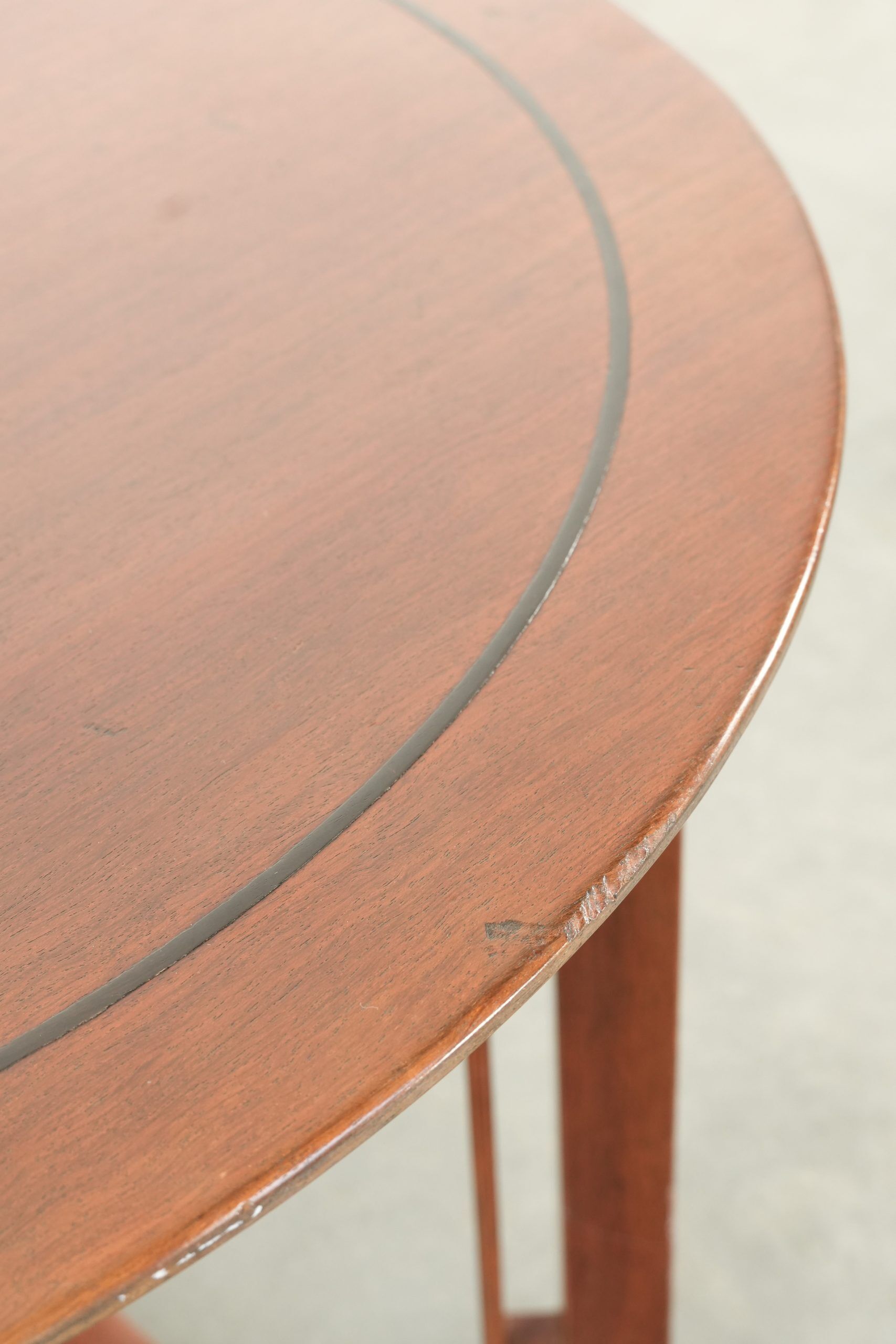 Table d'appoint/centre de design Art Déco, ronde et en bon état.