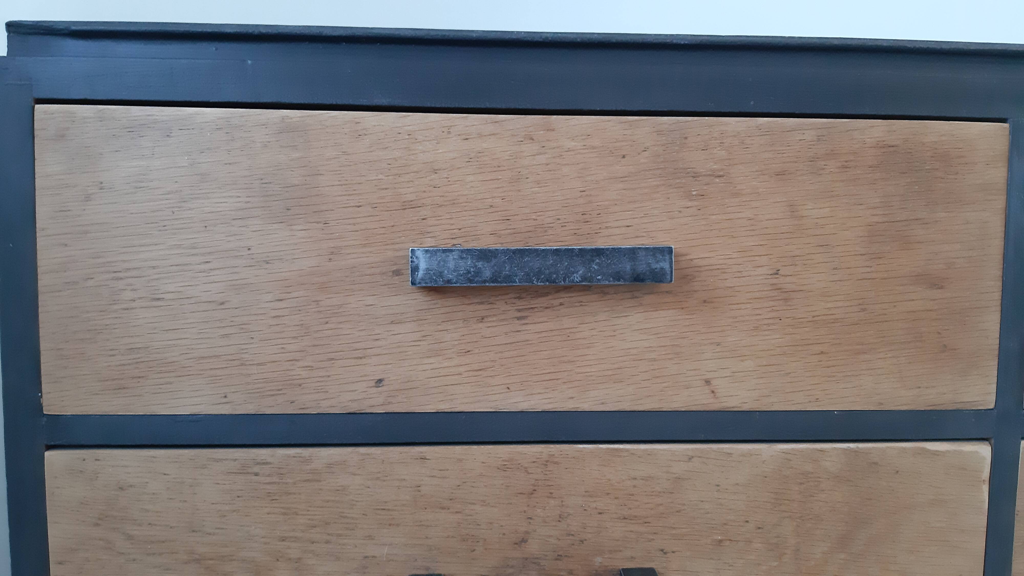 Furniture counter with graphite and wood drawers