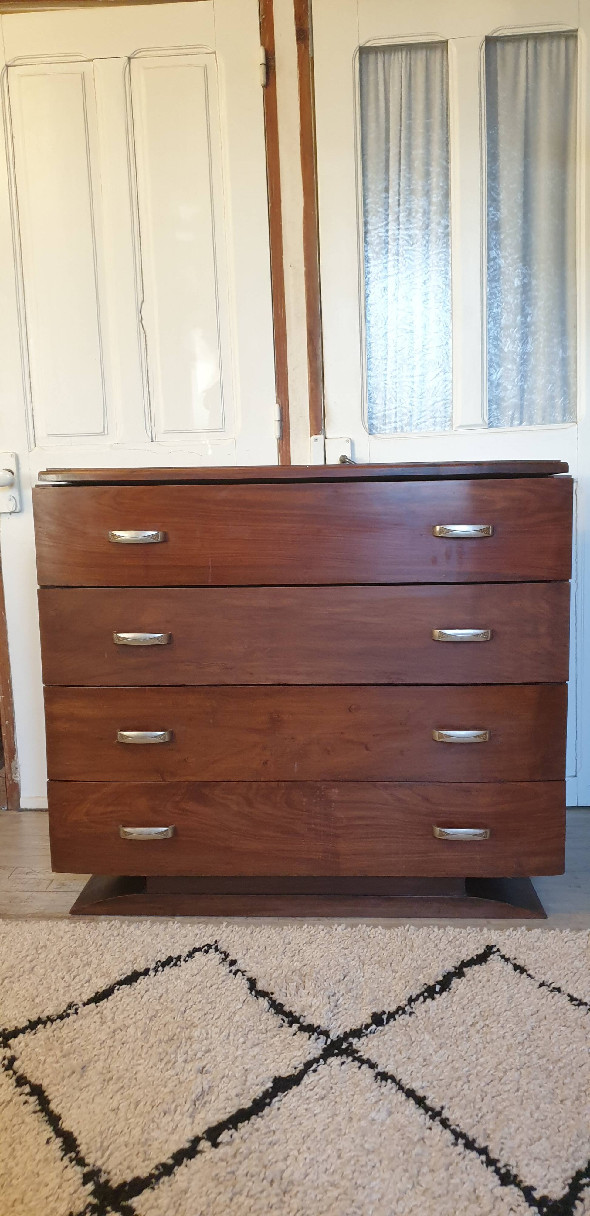 Walnut chest of drawers