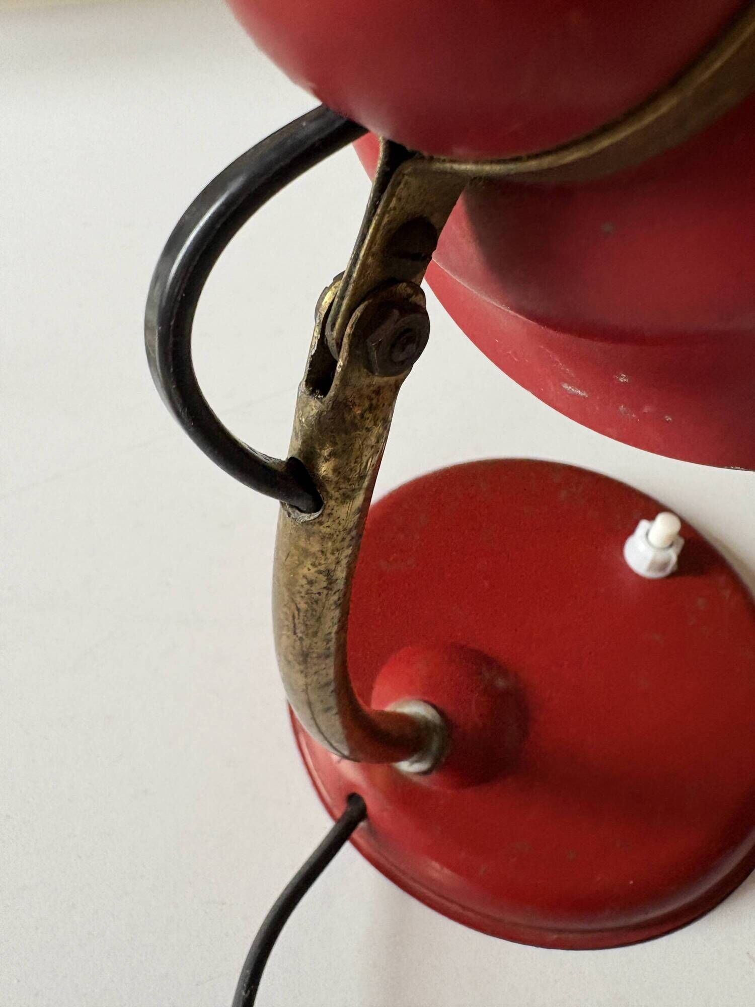 Vintage desk lamp from the 50s/60s in red & brass.
