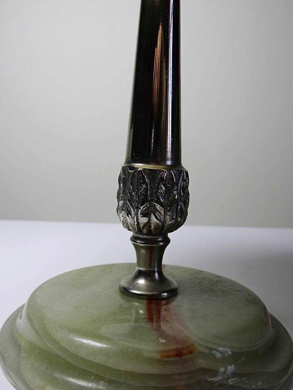 Rare display stand in green onyx and silver-plated metal, Italy, vintage 1935-1955.