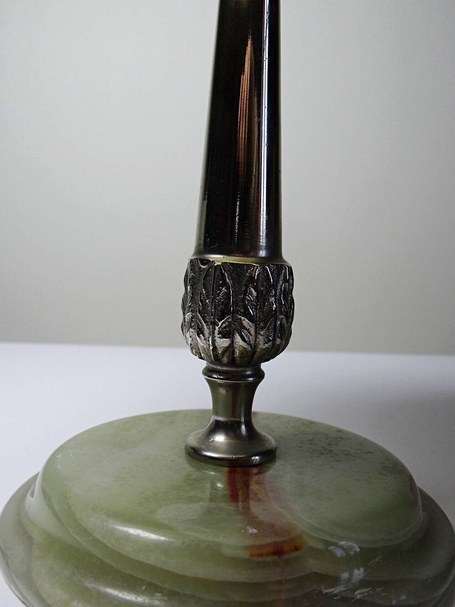 Rare display stand in green onyx and silver-plated metal, Italy, vintage 1935-1955.