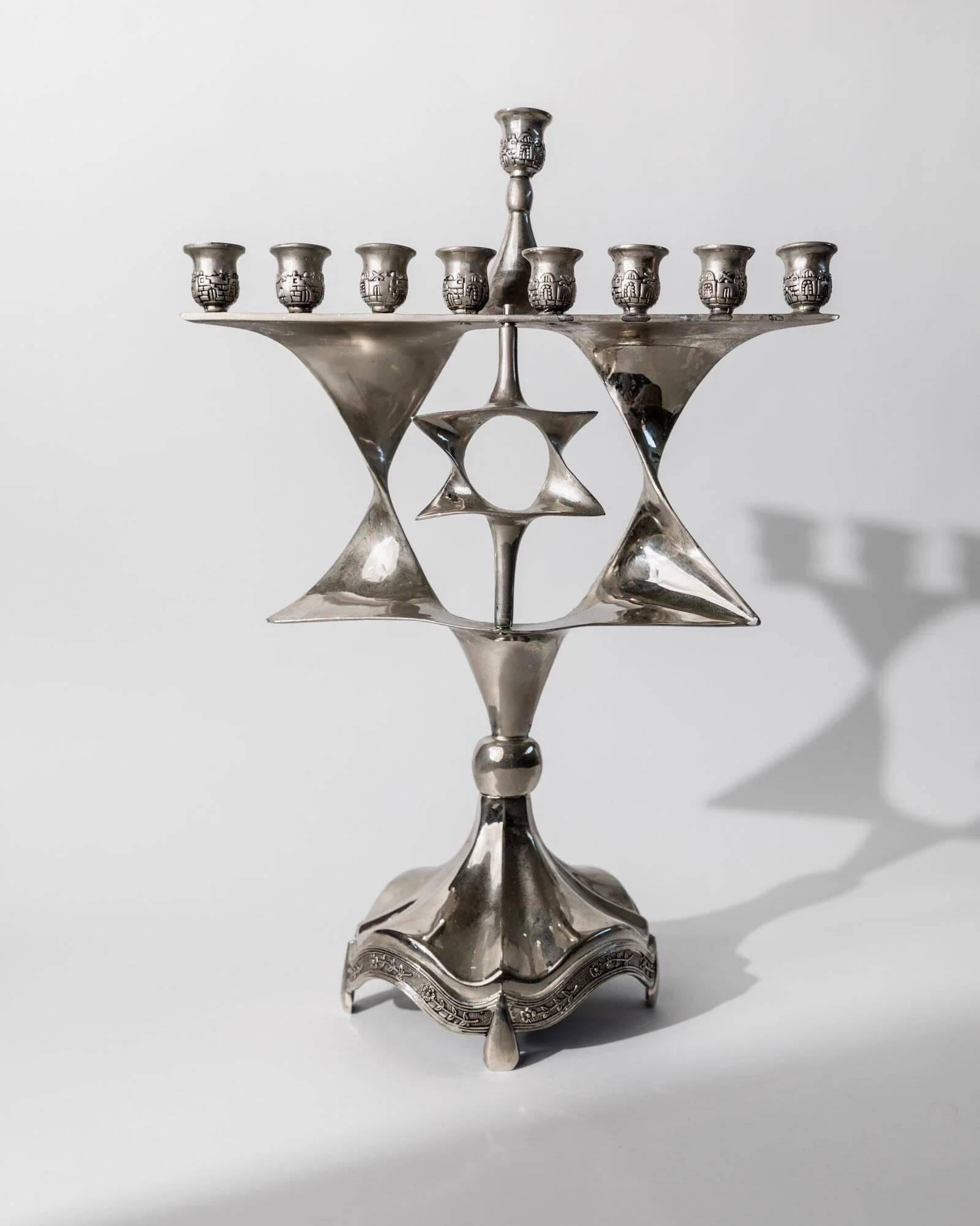 Vintage 1960s silver-plated menorah for Hanukkah, Mid-Century design with rotating Star of David, Judaica decoration, elegant gift idea.