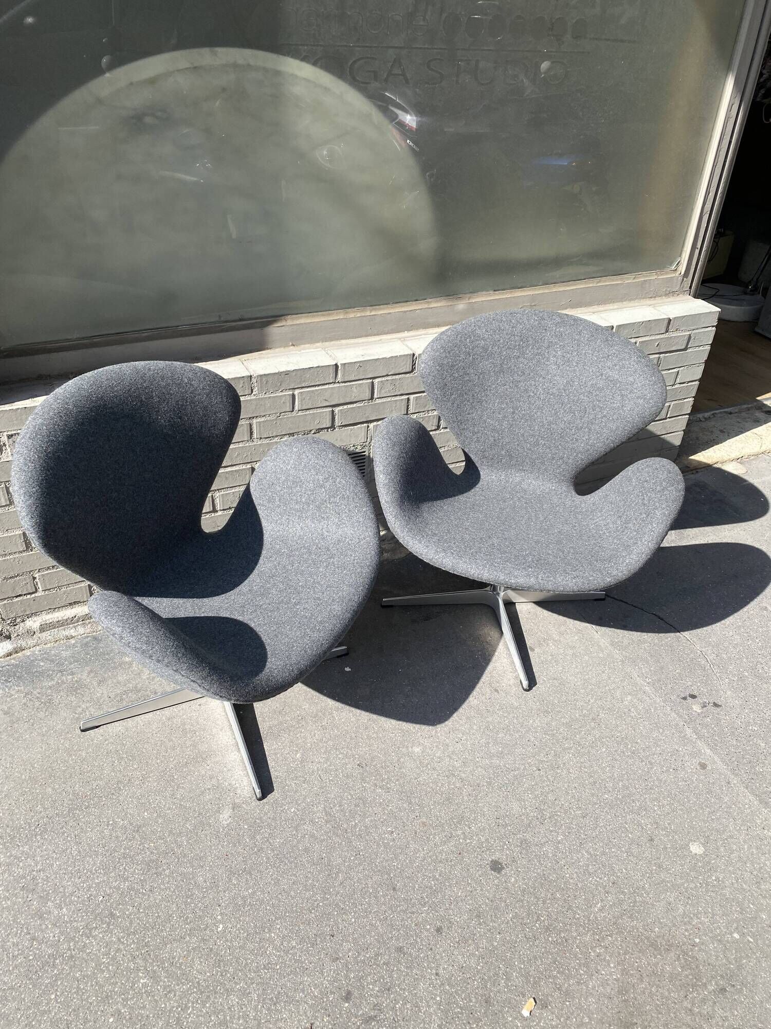 Pair of armchairs Swan armchairs by Arne Jacobsen, Fritz Hansen edition