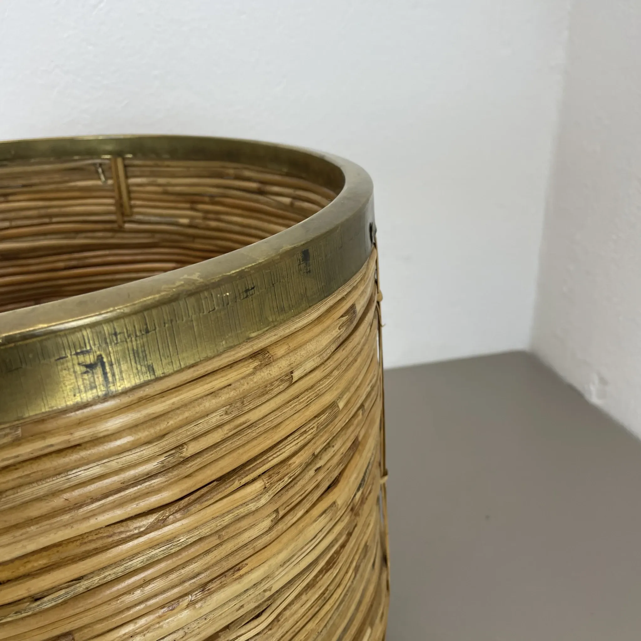 xl 31 cm, rare rattan and brass waste basket in the Crespi-Albini style, Italy 1970