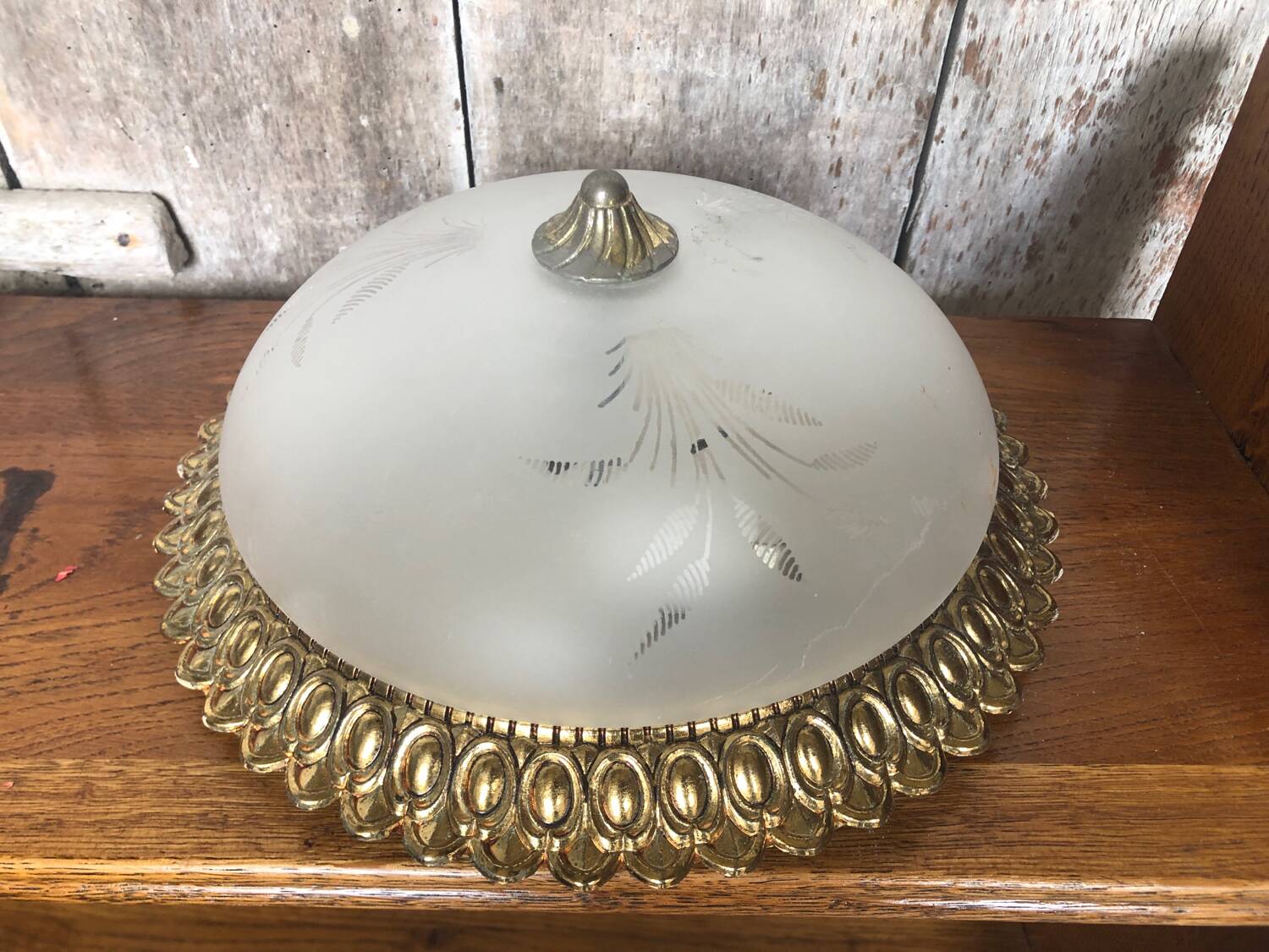 Old engraved glass ceiling light + vintage gold metal contour