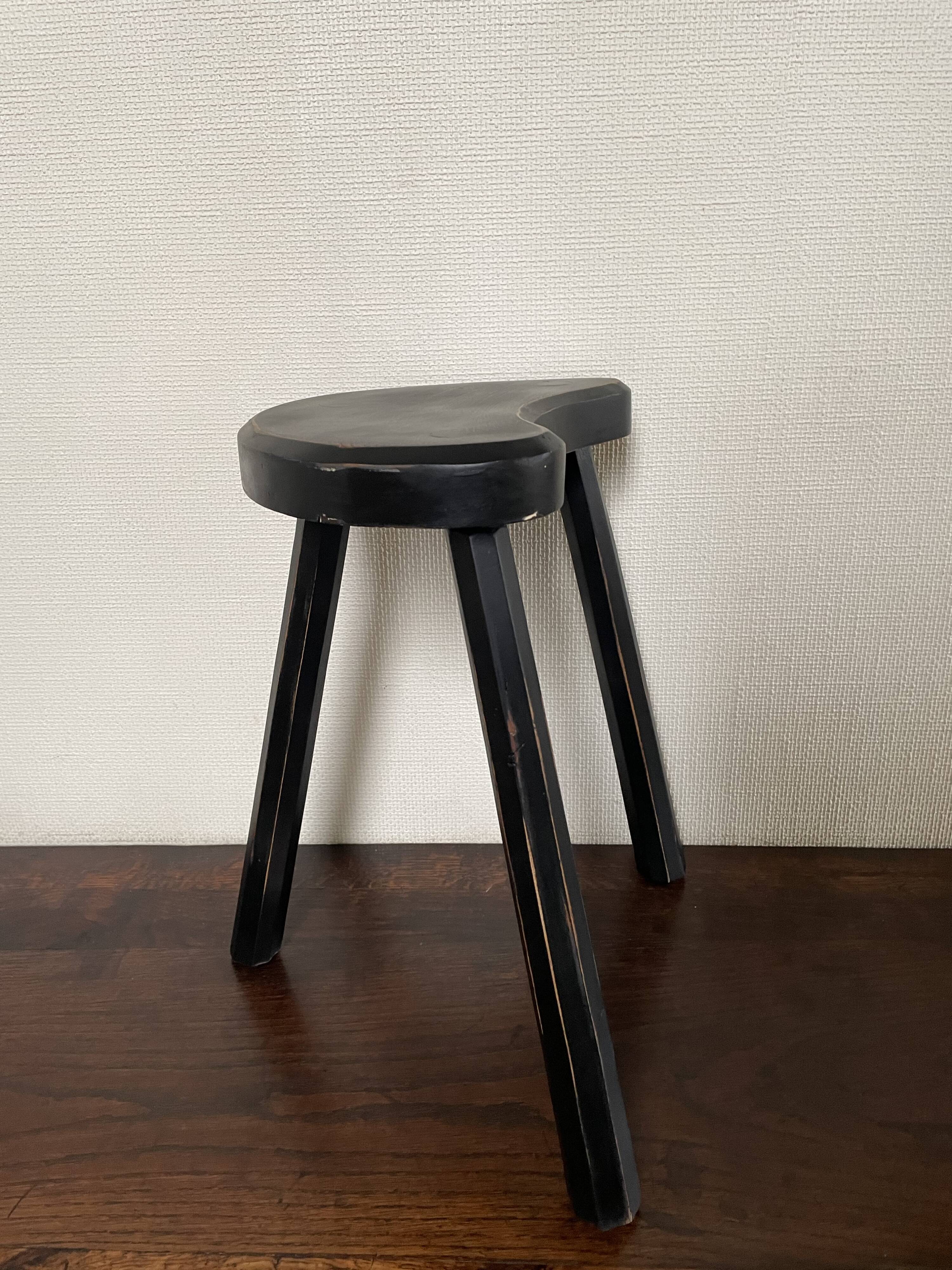 Tabouret tripode forme haricot