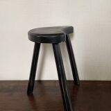 Bean-shaped tripod stool