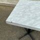 Table de bistrot carré en bois blanc pied central