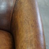 Fauteuil club en cuir de mouton de caractère avec une apparence luxueuse et rustique