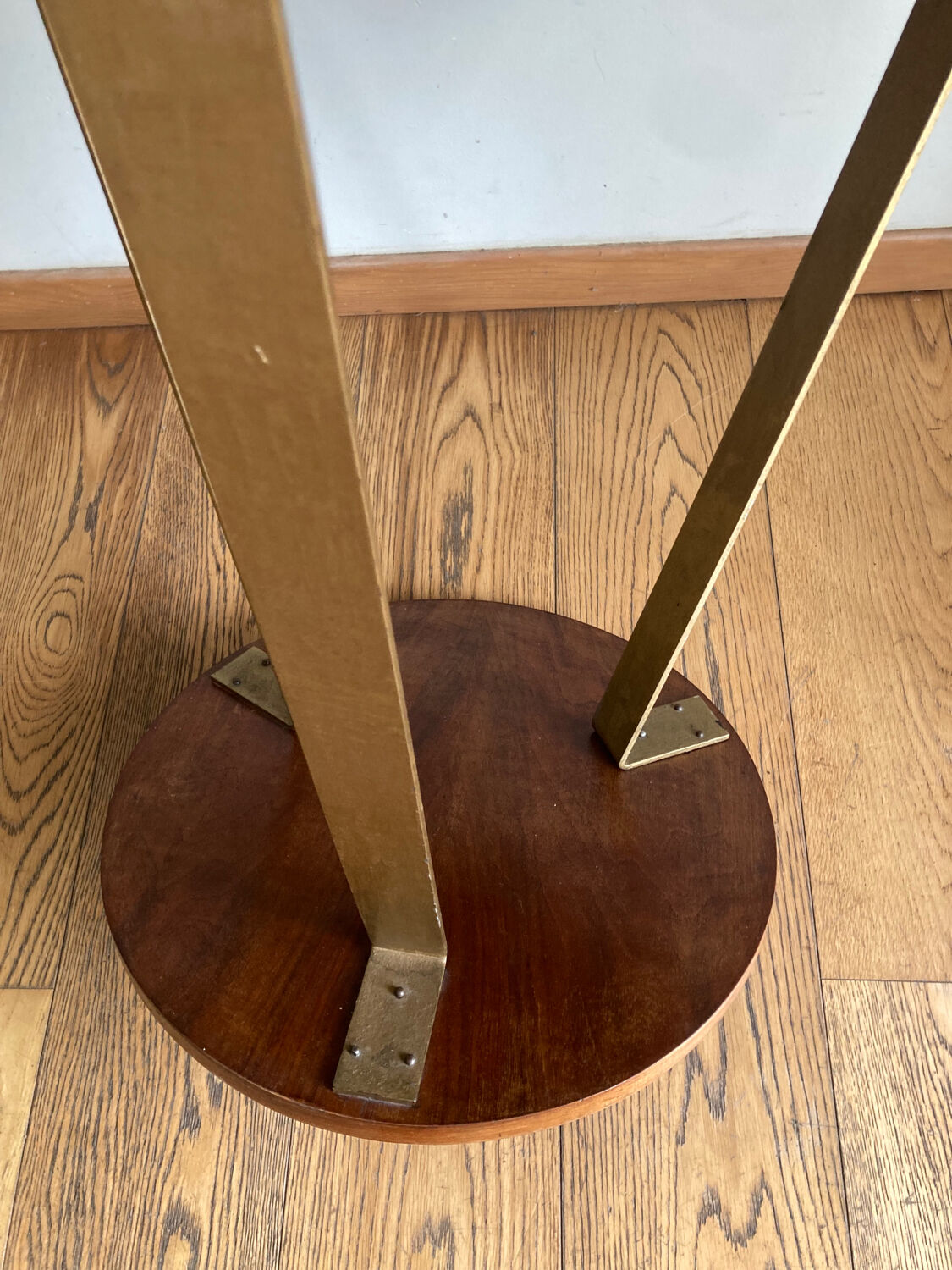 Round pedestal table