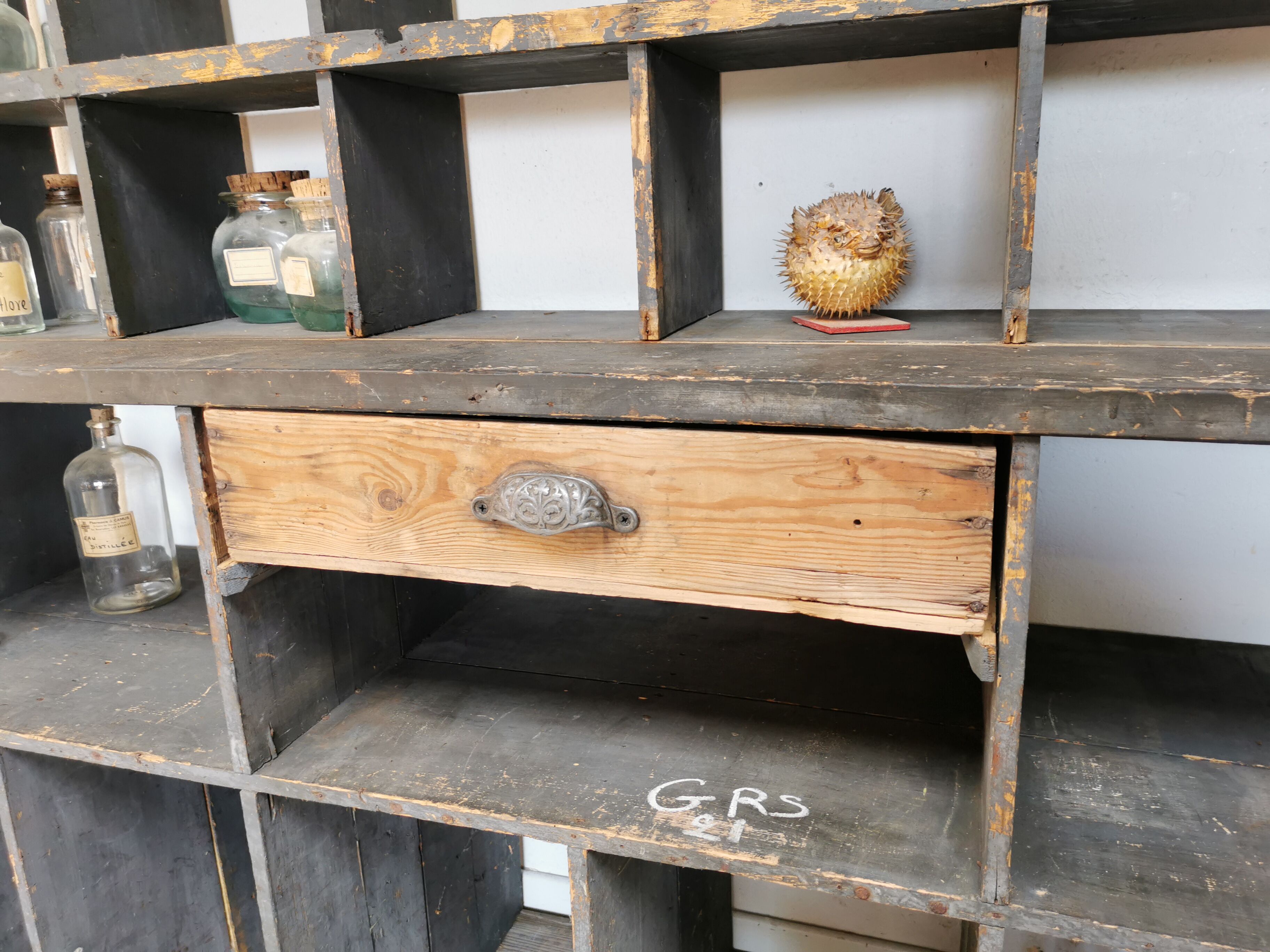 Meuble de métier à casiers bibliothèque
