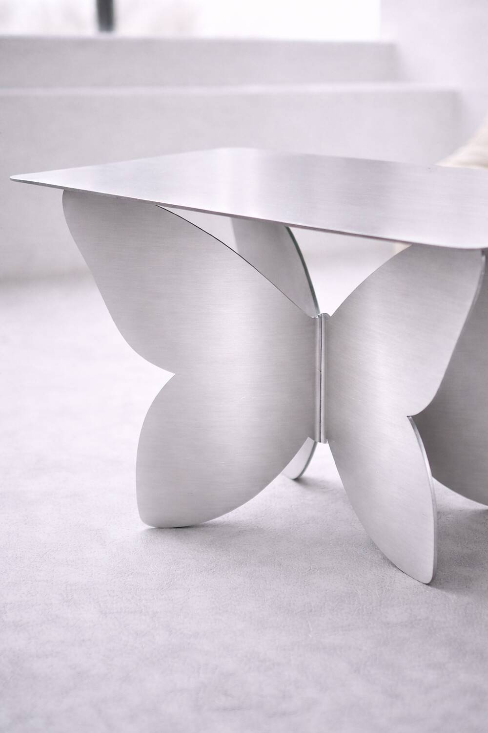 Papillon – Table basse design en acier inoxydable brossé