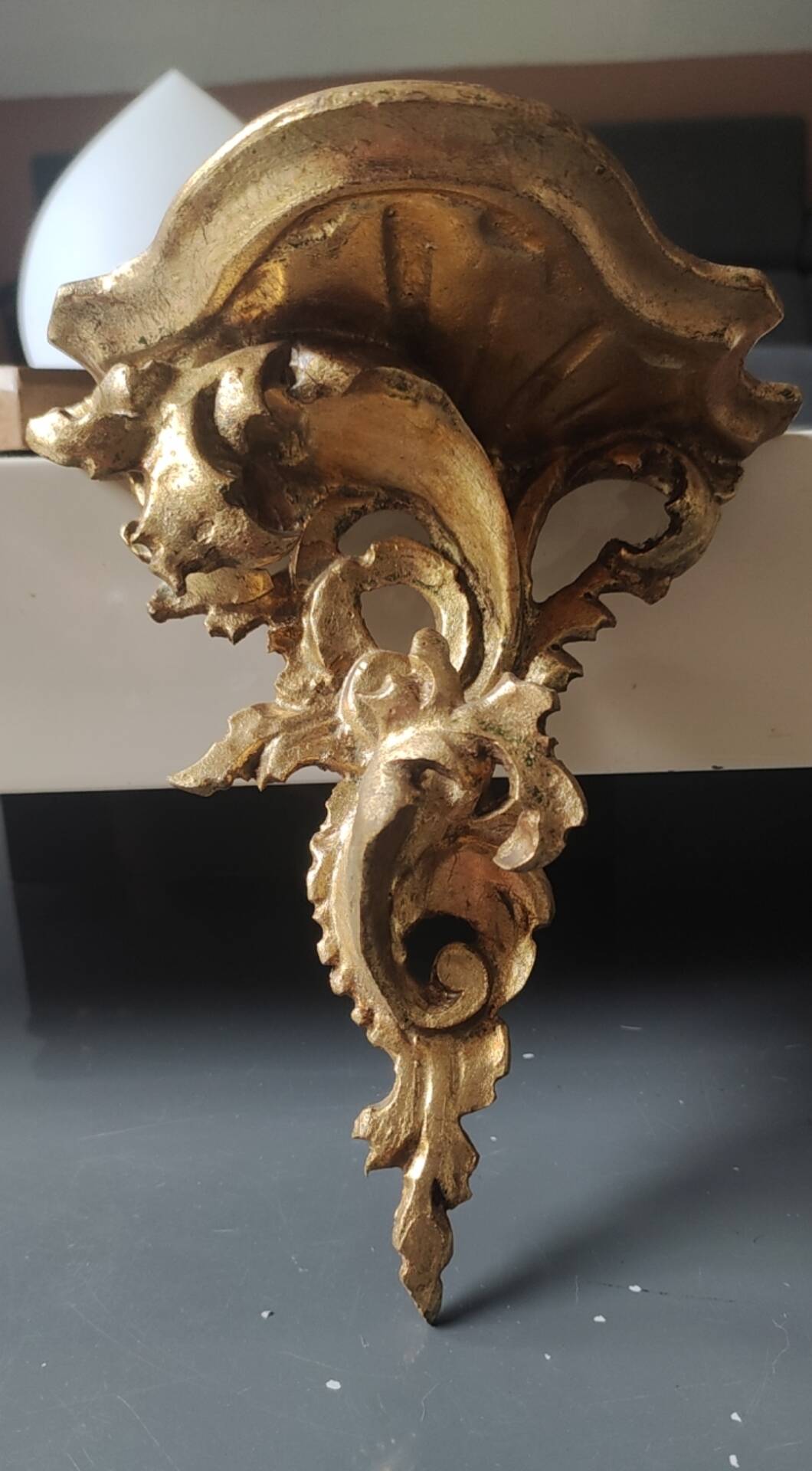 Small Italian/Baroque wall-mounted console. In gilded wood.