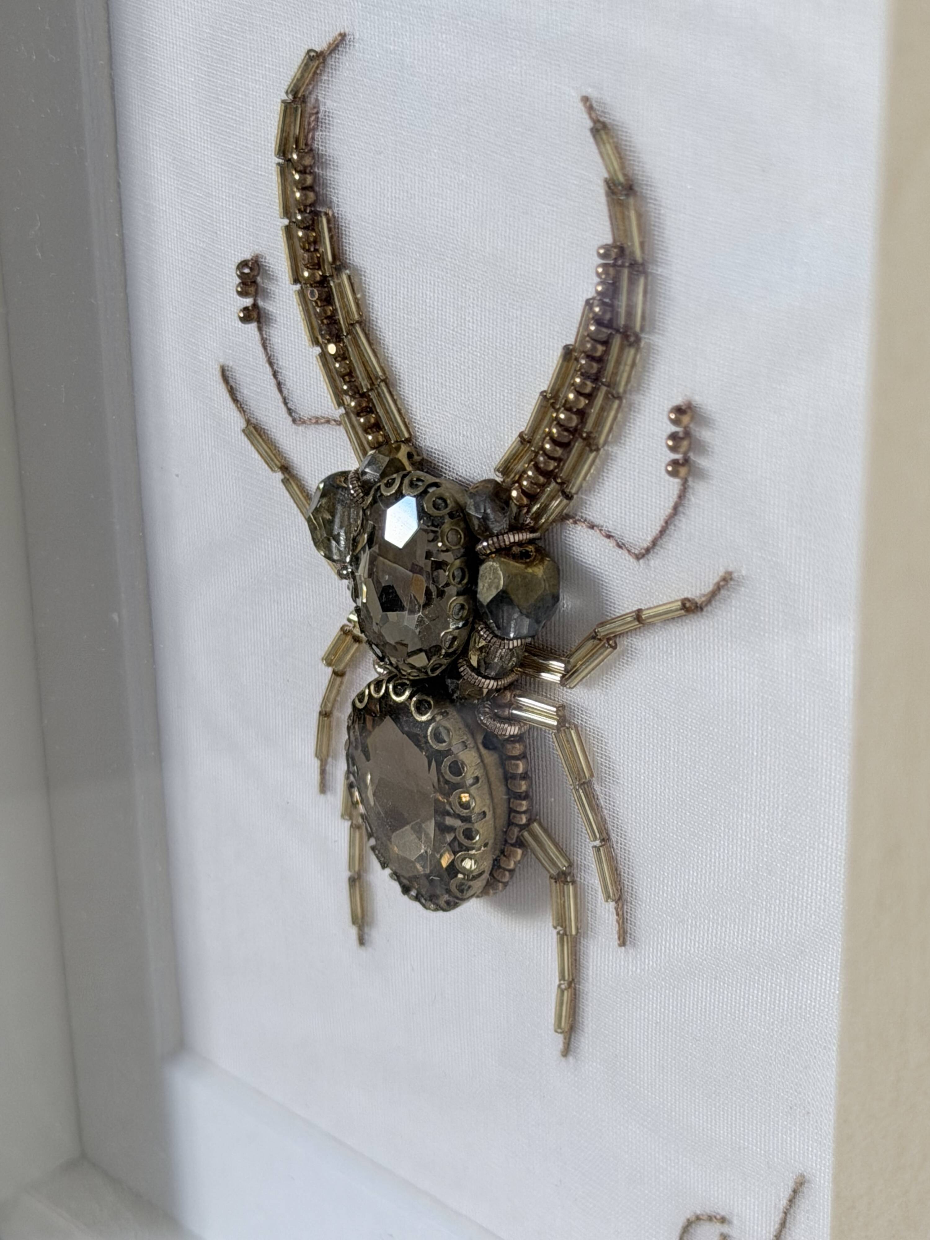 Tableau insecte brodé à la main (pièce unique)
