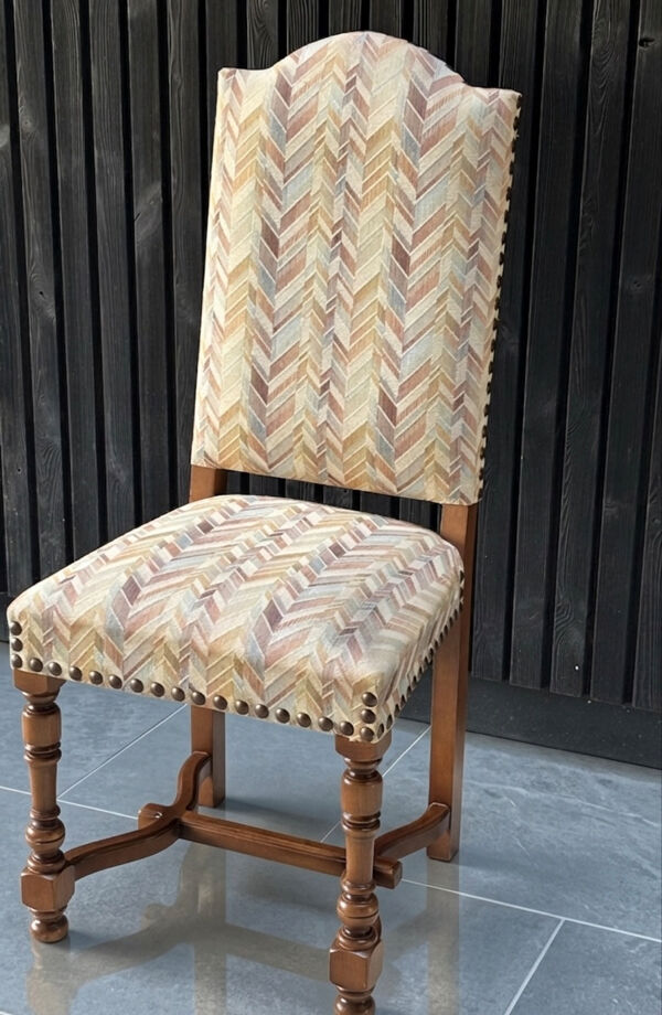 Chaise ancienne, restaurée et retapissée