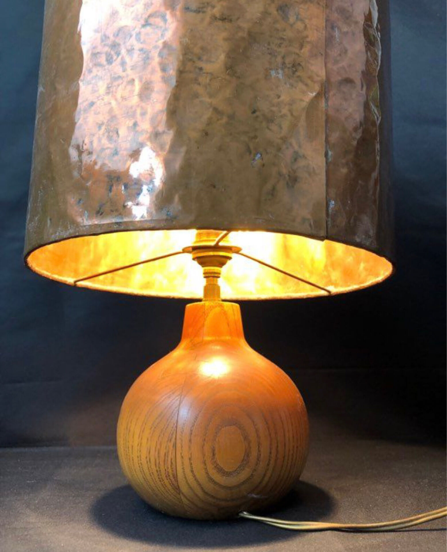Vintage modernist lamp in wood and hammered copper.