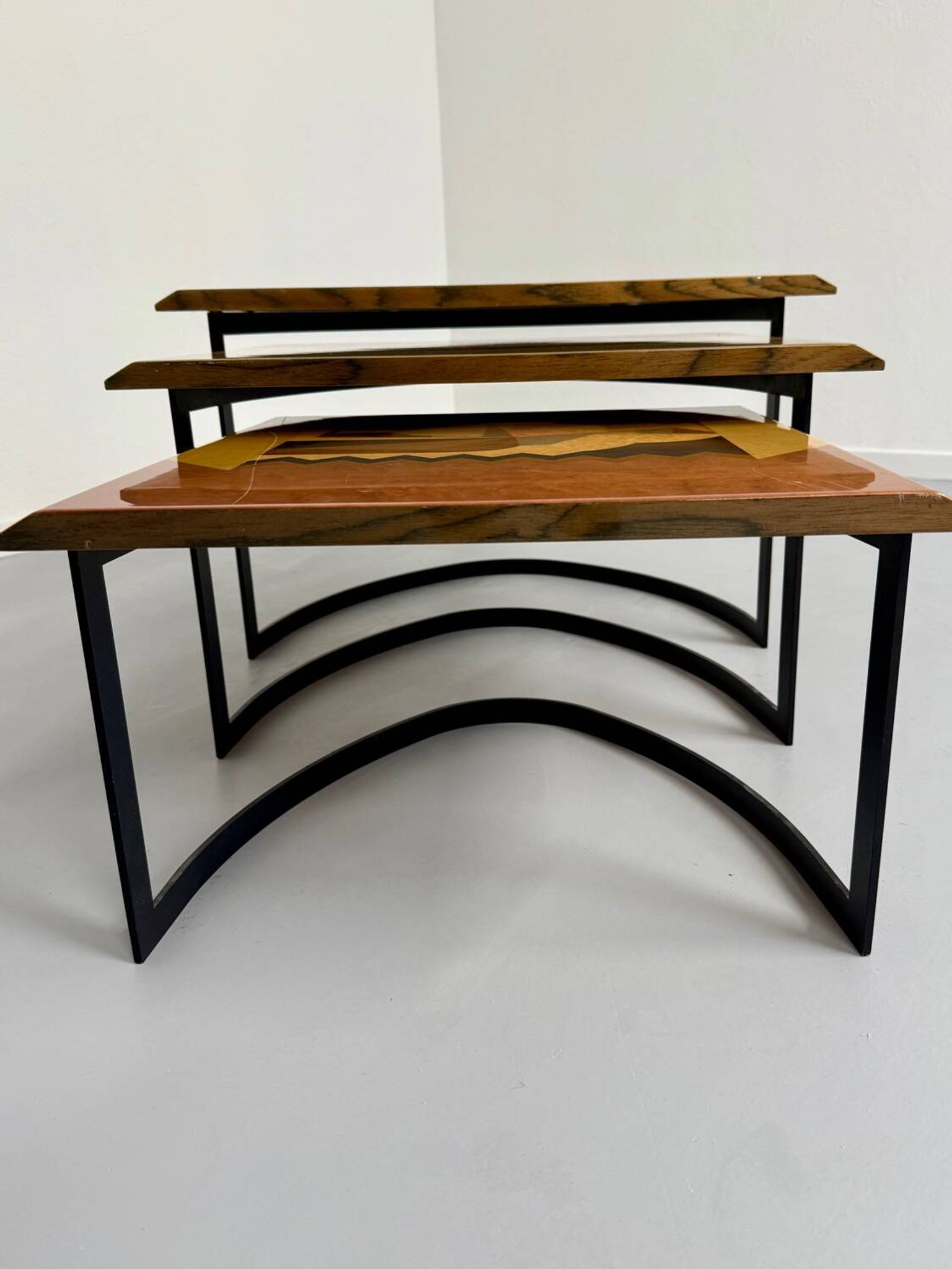 Table basse gigogne marqueterie géométrique design italien vintage