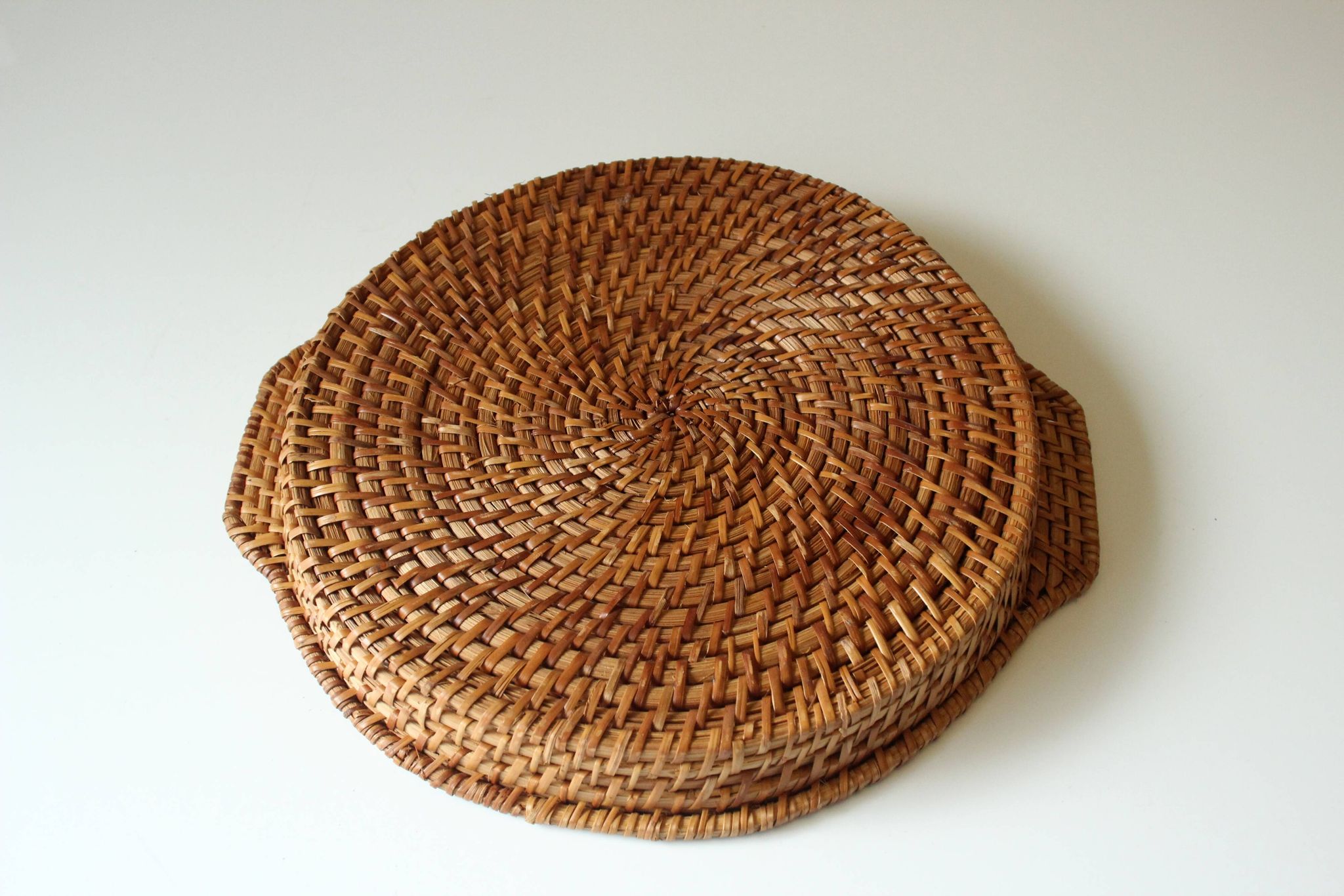 Round wicker serving tray, rattan