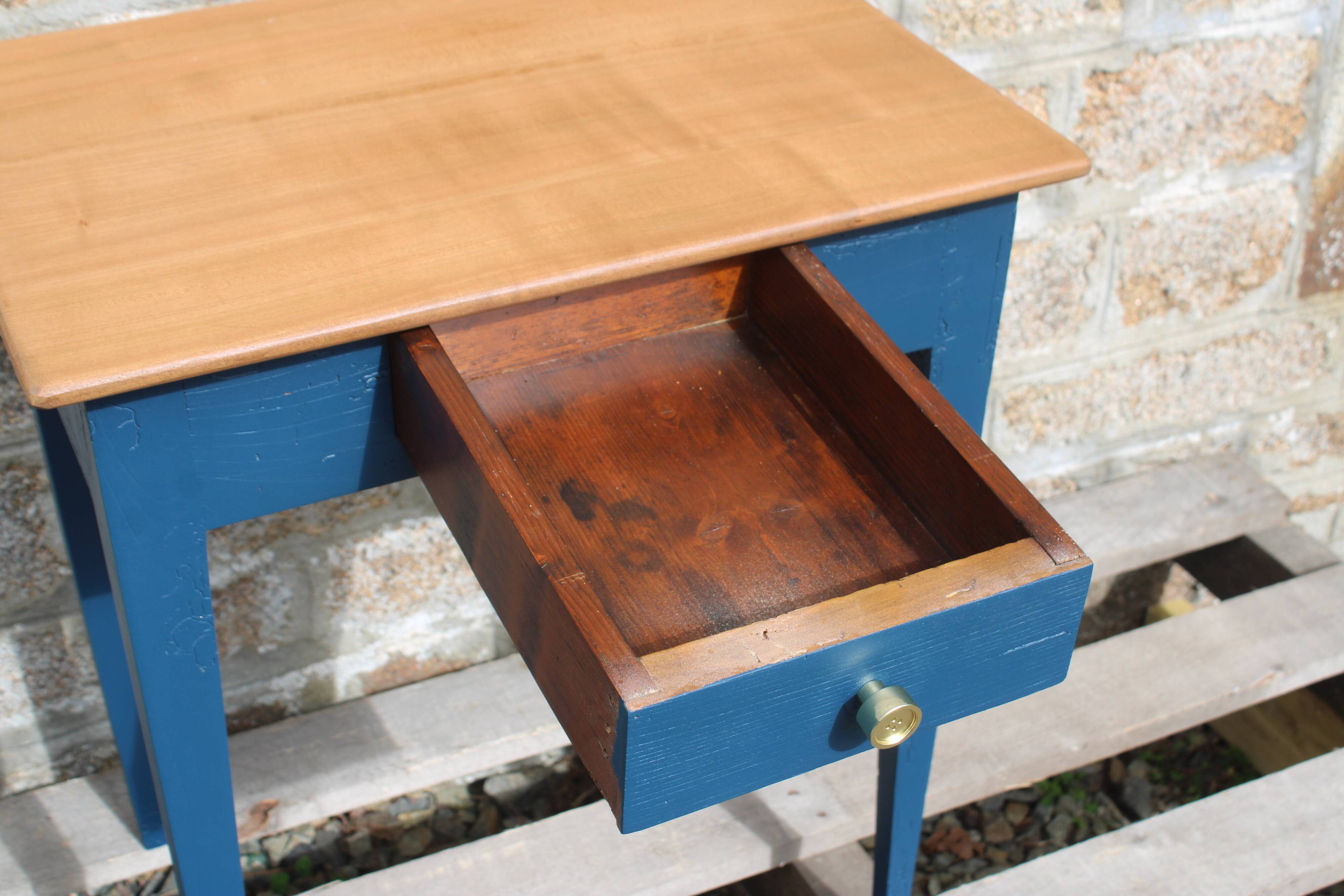Table d’appoint ancienne rénovée – plateau bois naturel