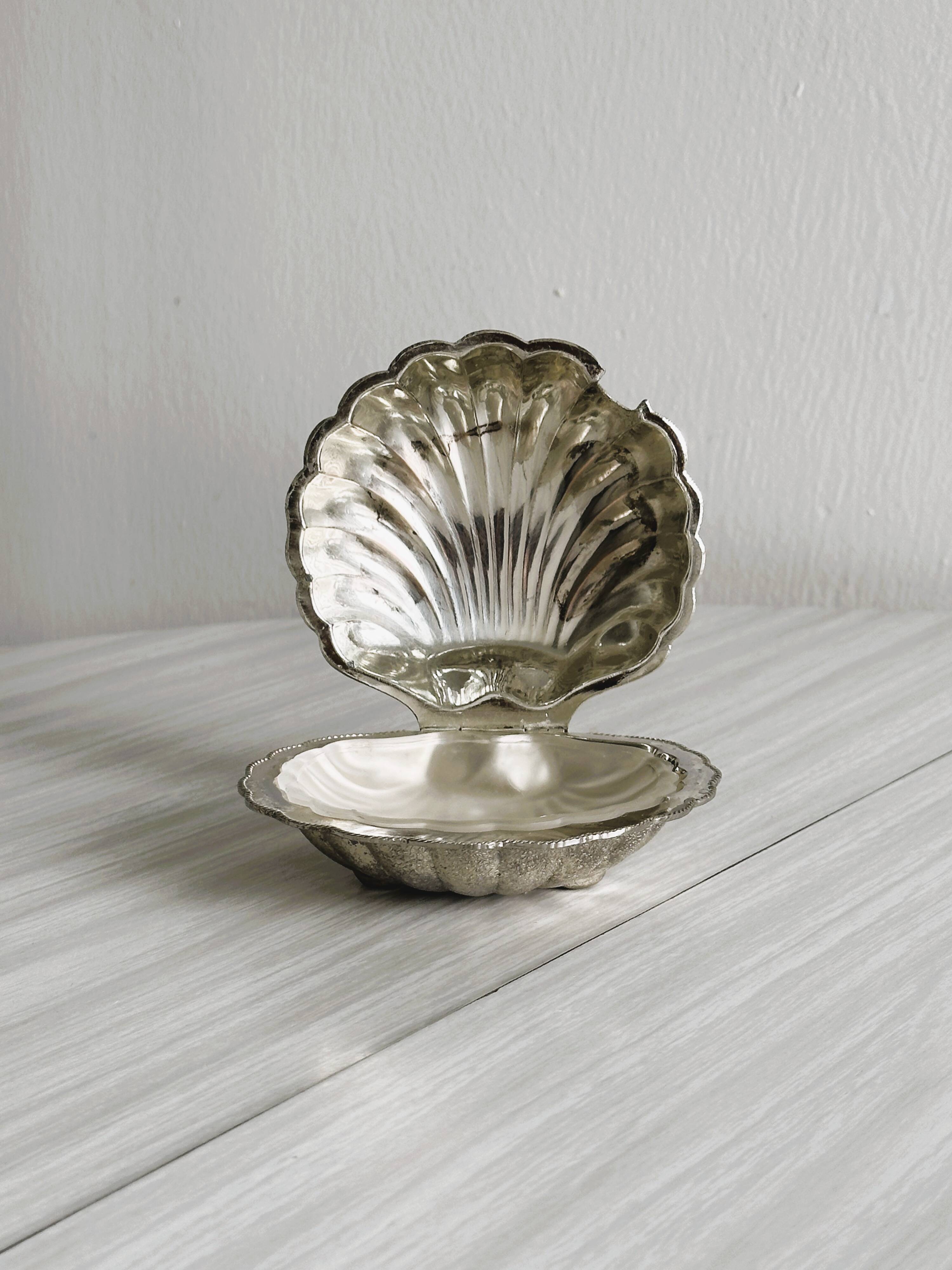 Silver-plated metal shell-shaped butter dish