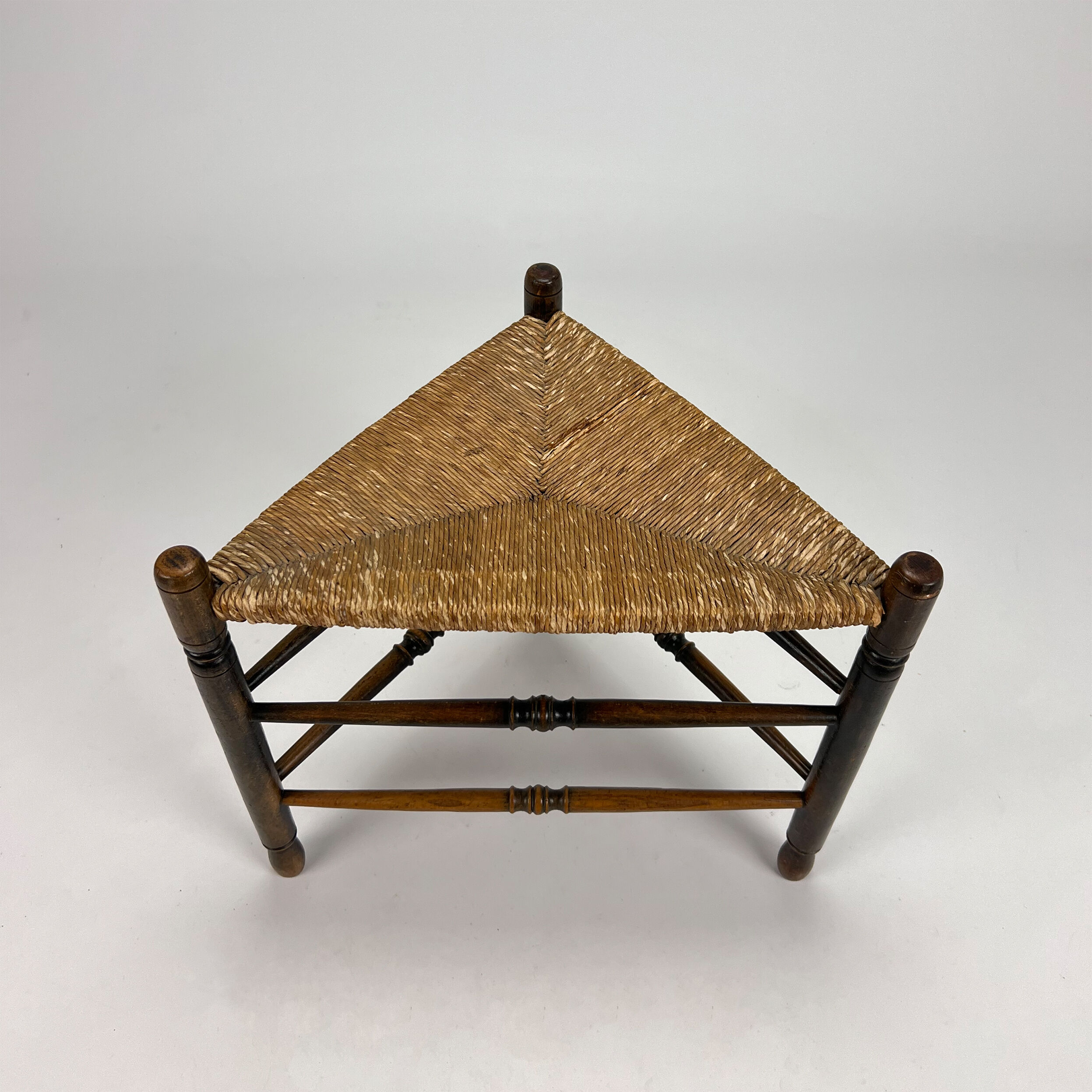 Tabouret triangulaire en chêne massif et osier, années 1950