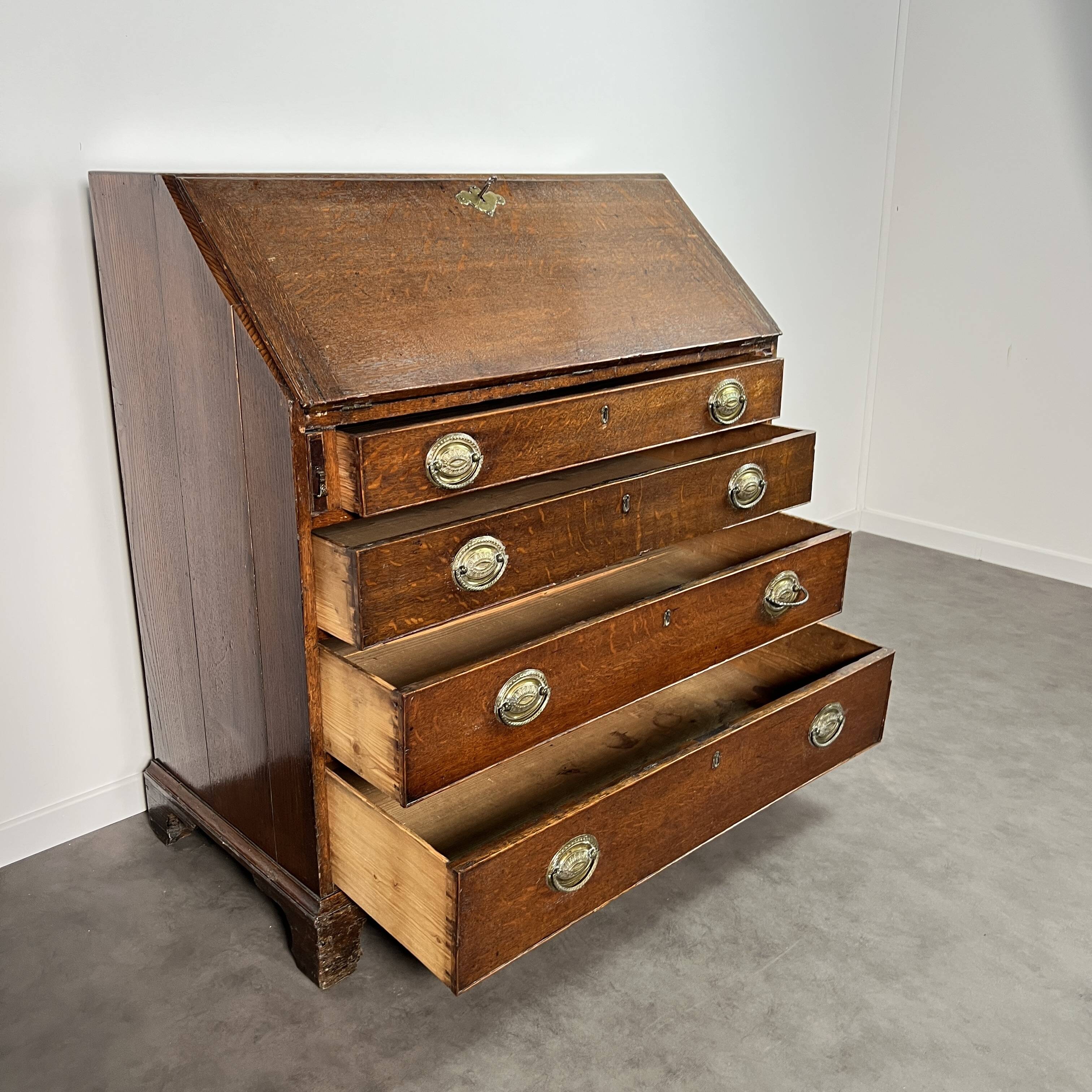 Slant-front desk, chest of drawers, English George III writing desk in oak - 19th century
