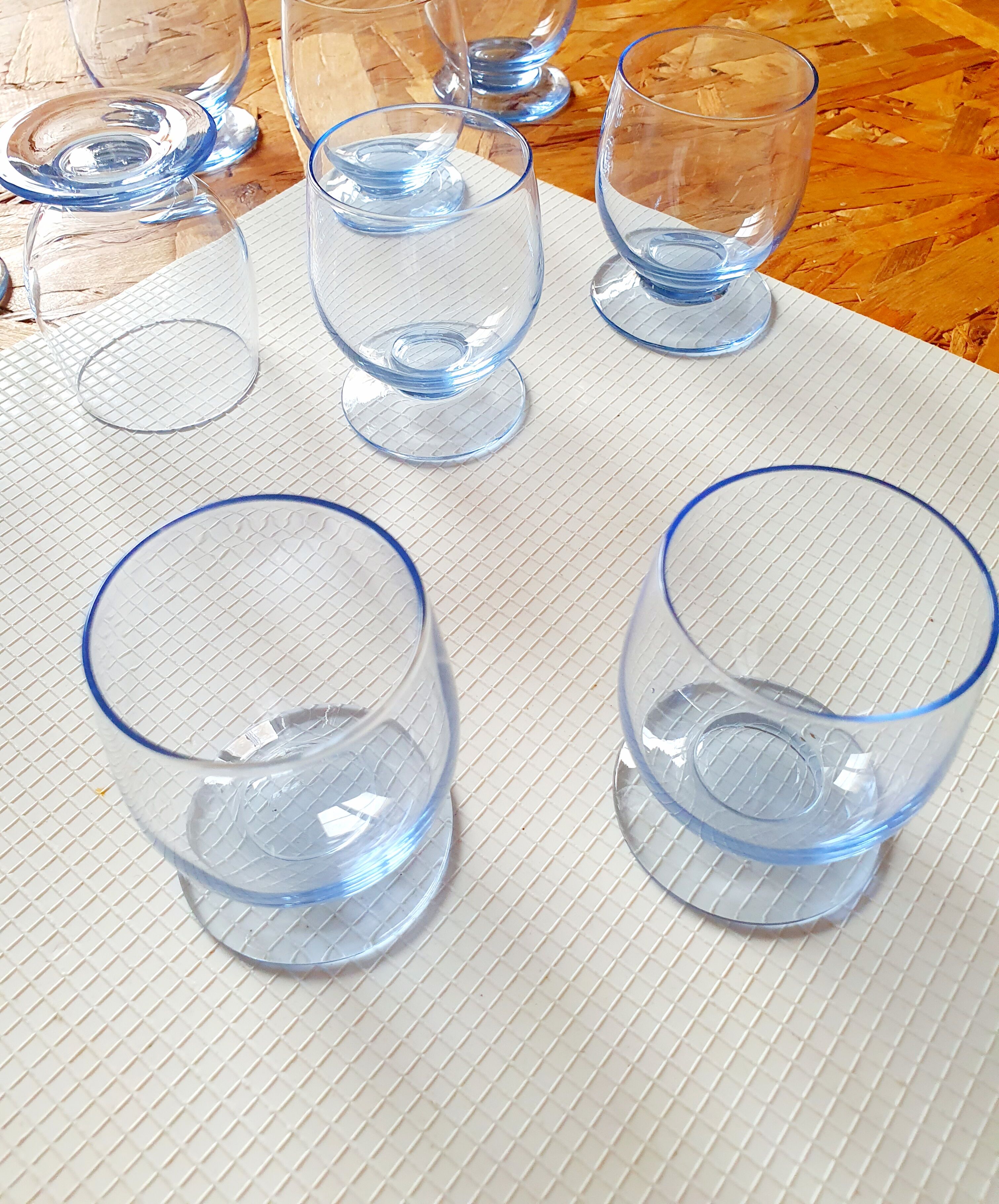 Ensemble de 10 verres à liqueur en cristal teinté dans la masse