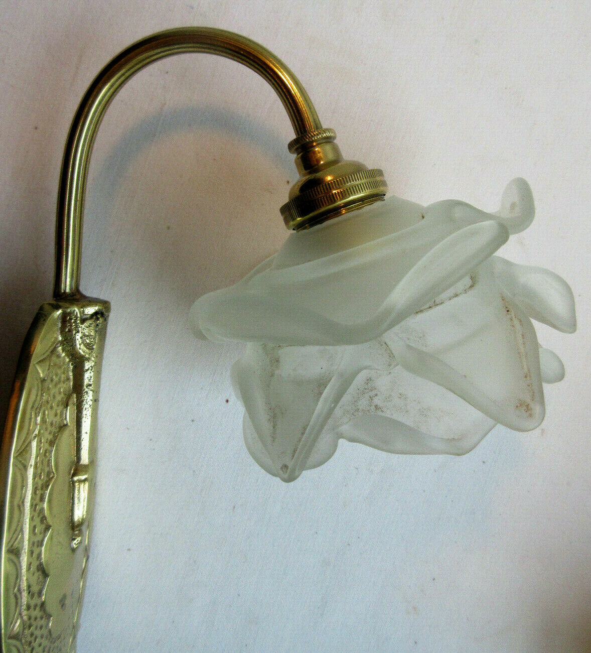 Art Deco applied in gilded bronze - rose glass with 13 petals
