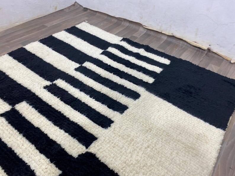 Traditional handmade wool rug 250cmx150cm