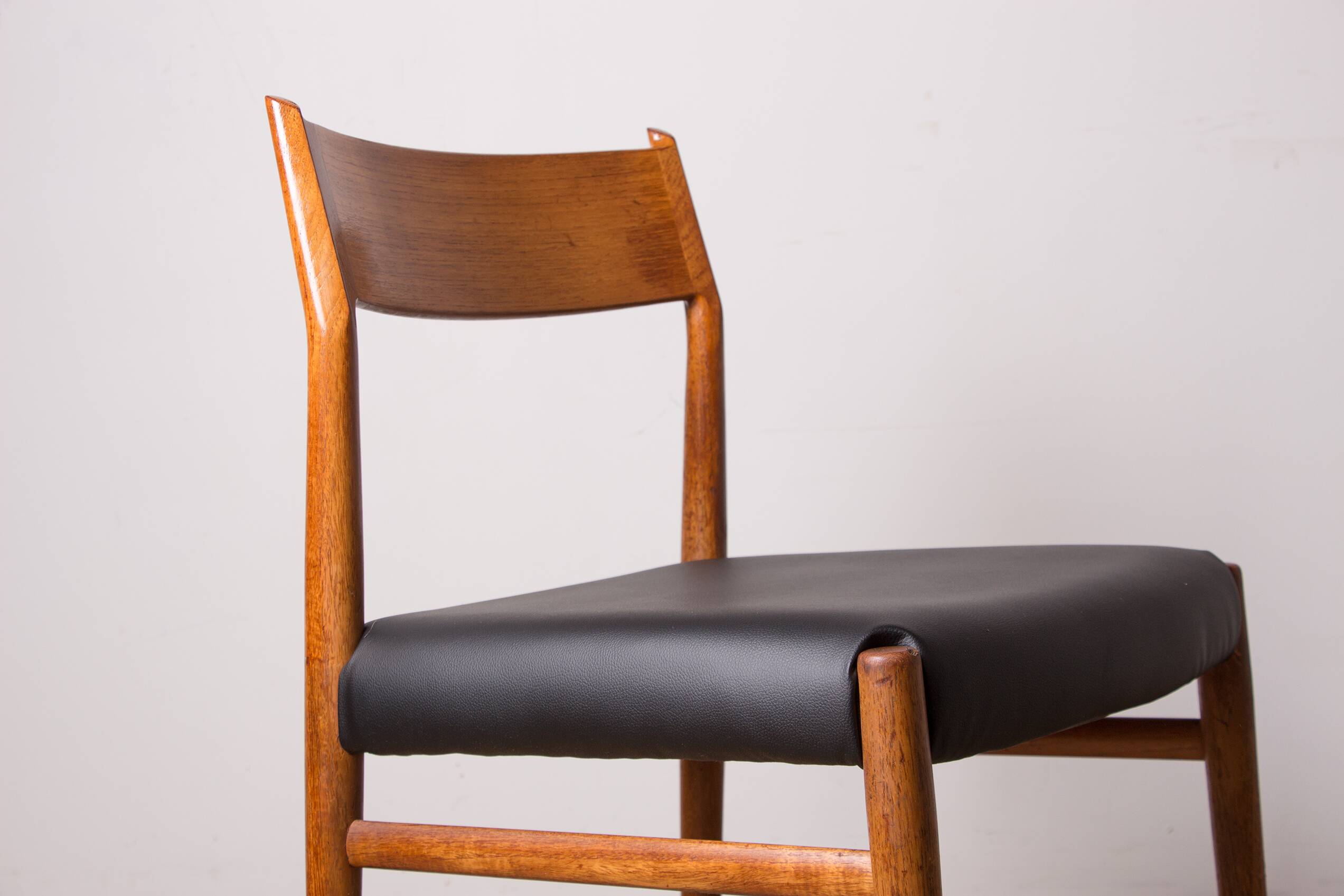 6 Danish chairs in teak and new skai, model 418 by Arne Vodder 1960.