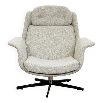 B7041 Armchair in Grey Boucle from Zakłady Przemysłu Meblarskiego Radomsko, 1970s