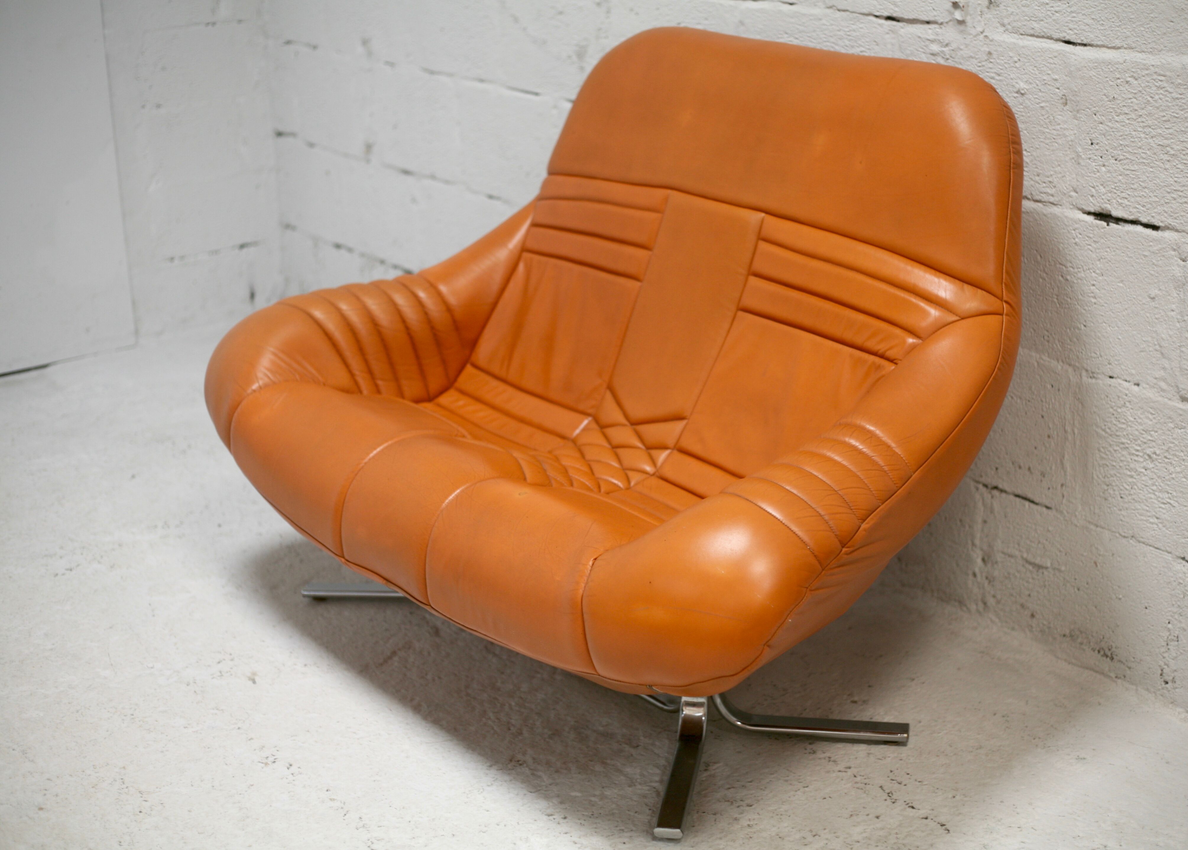 Sofa "space age". Leather, fiberglass, foam, steel. Circa 1970. Orange.