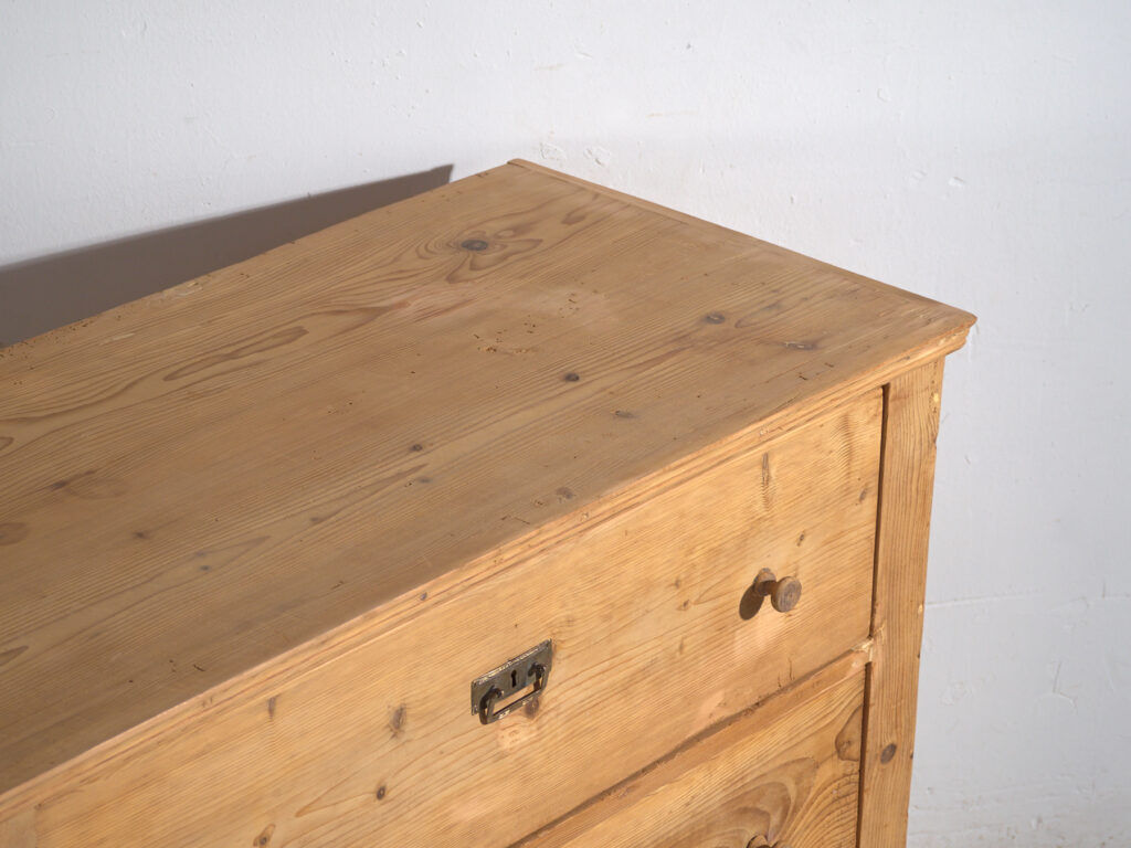 Commode centre-européenne à trois tiroirs en pin lavé – Europe centrale, vers 1900