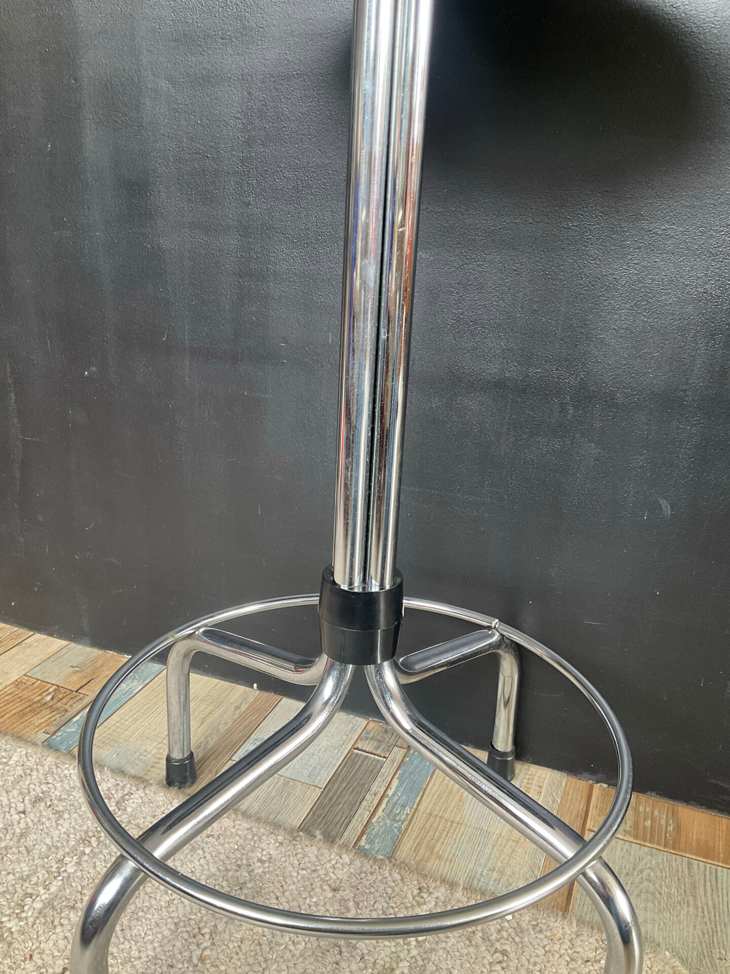 Tabouret vintage tubulaire chromé et simili noir
