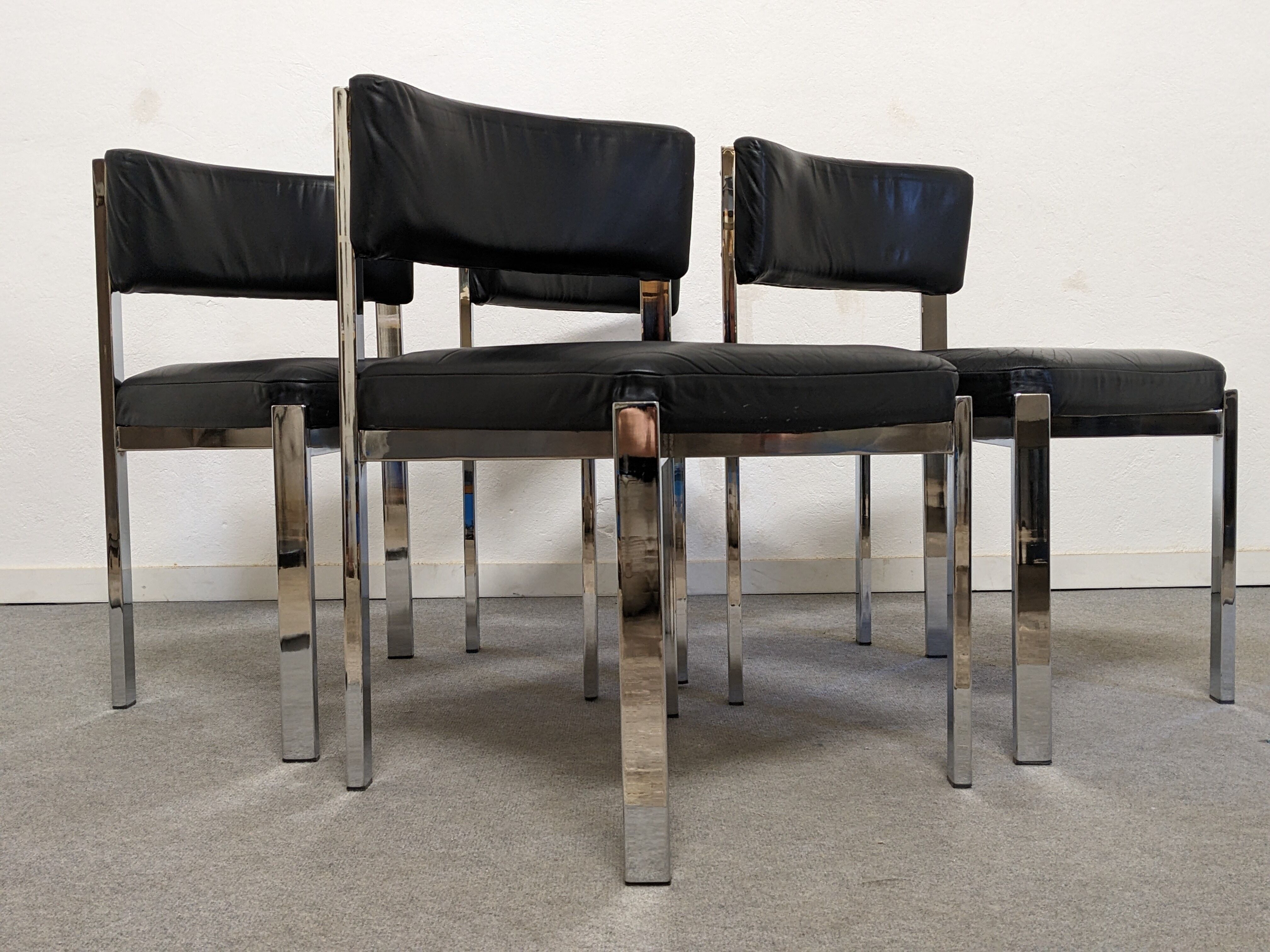 Série de 4 chaises en cuir et acier chromé Roche Bobois des années 70