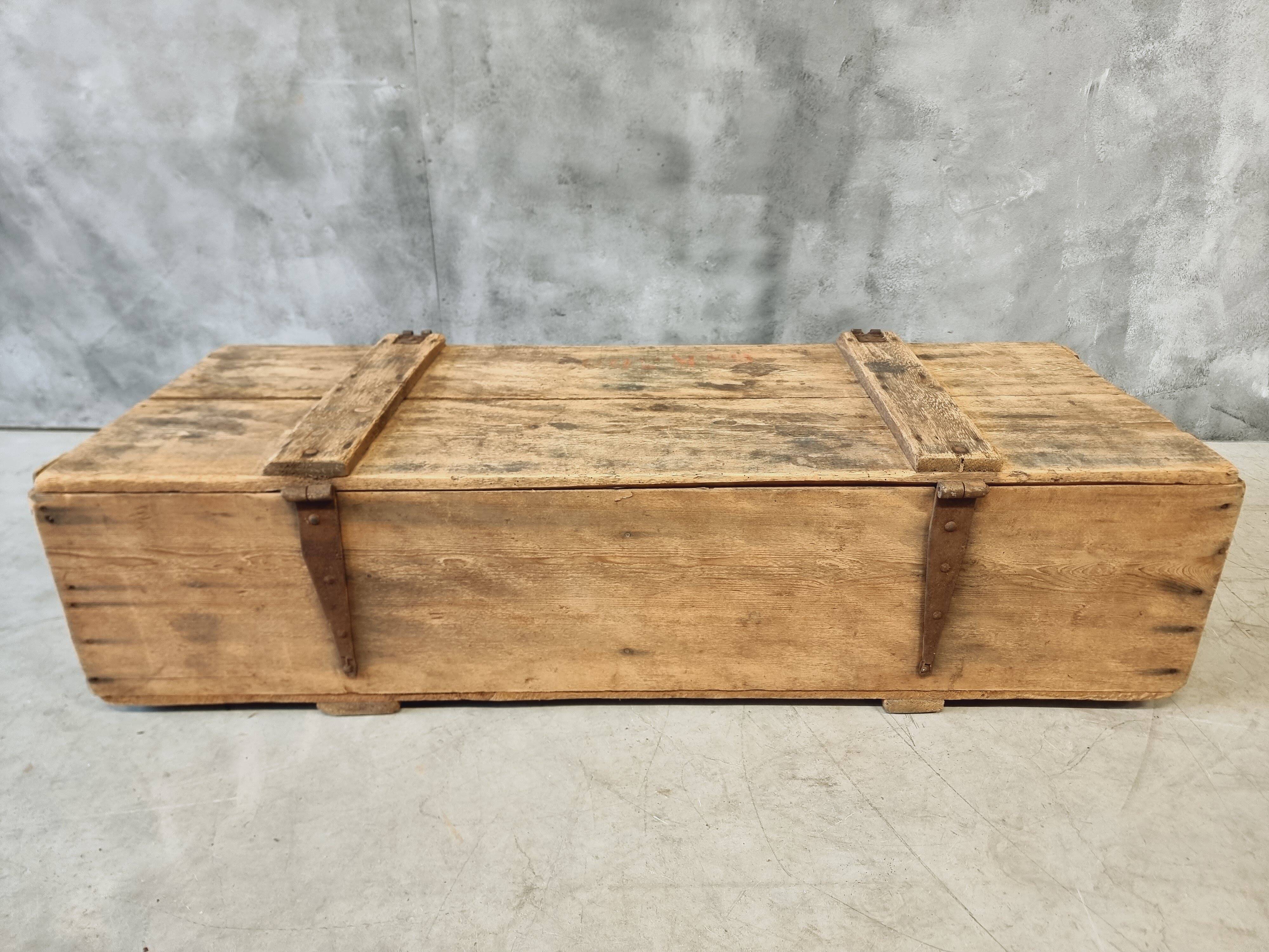 Coffre ancien table basse XIXe siècle 57x152 cm