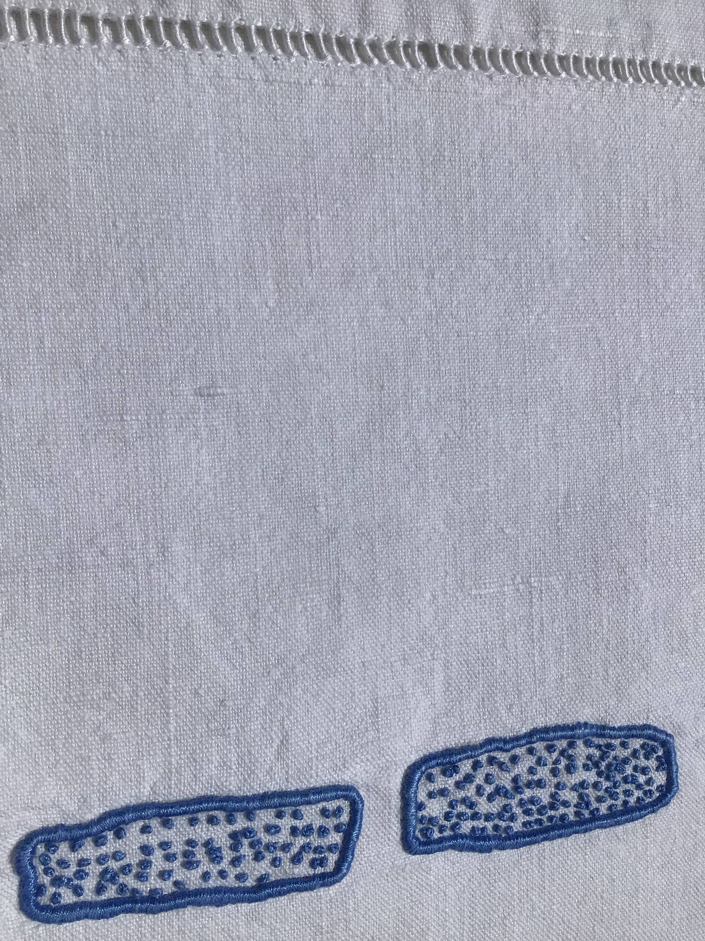 Drap 1 place brodé YM ruban noué bleu