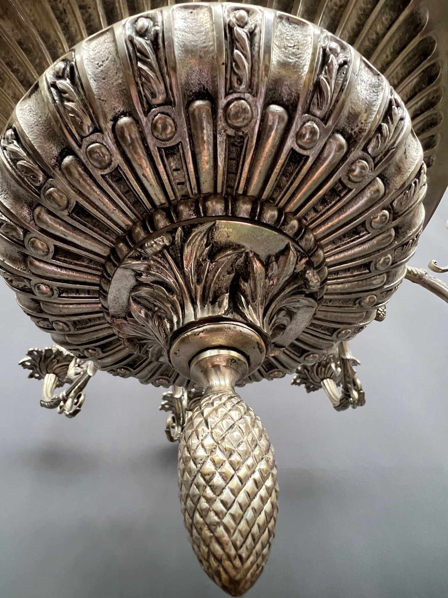Grand lustre ancien rare en bronze massif argenté de style Empire 12 points lumineux.