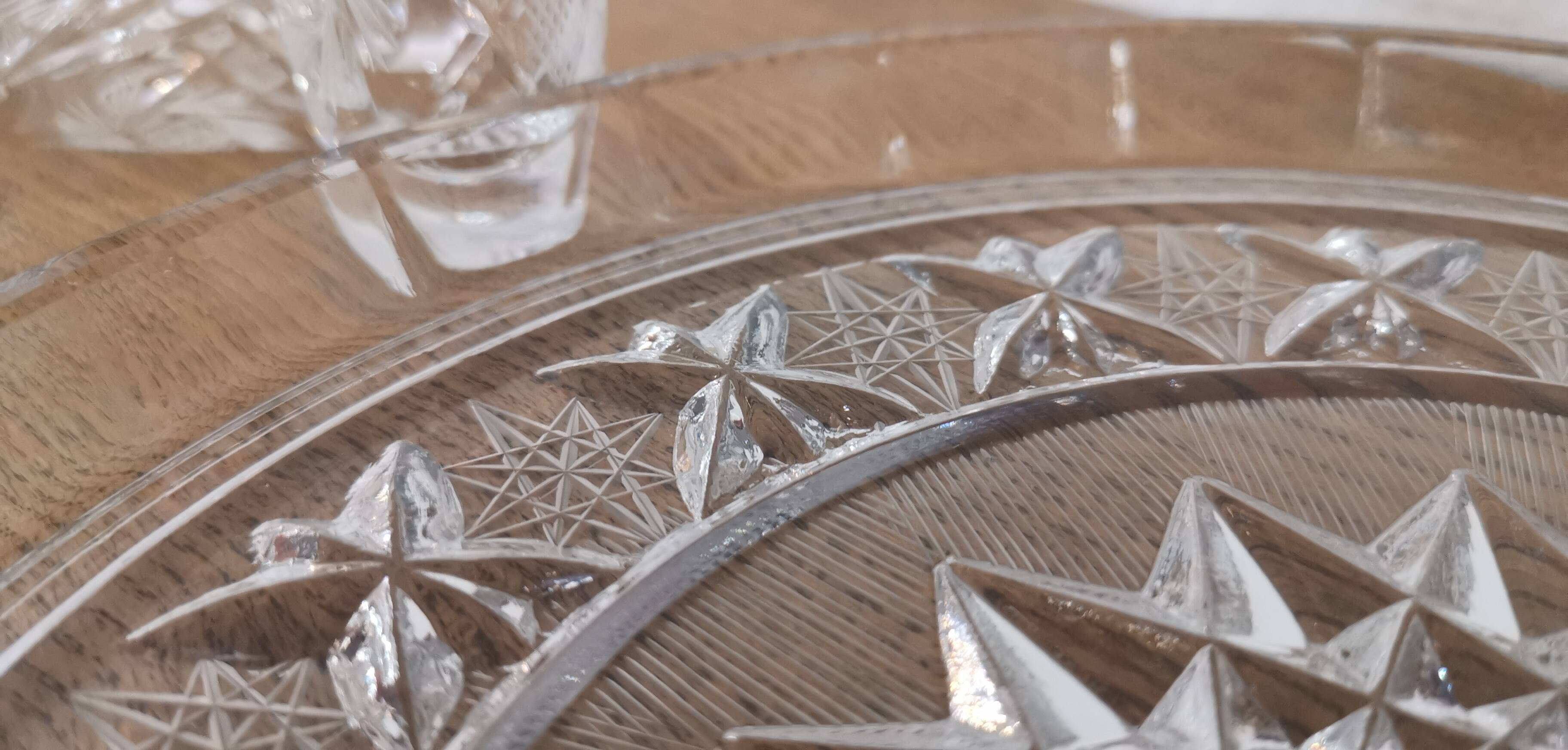 Presentation service 8 glasses and its Bohemian Cristal style dish