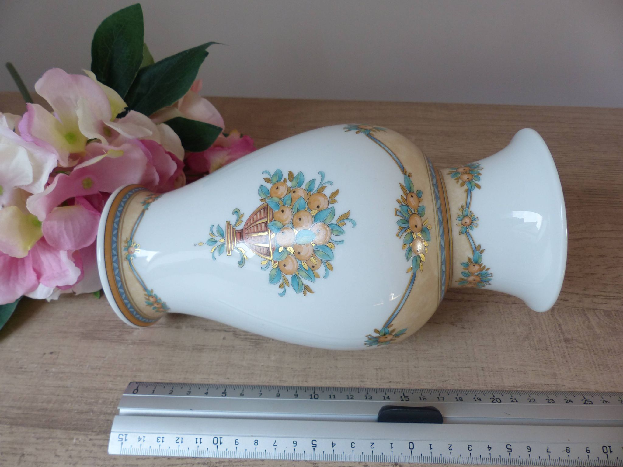 White Porcelain Vase Kaiser – Catherine Collection – Hand-Painted Decor