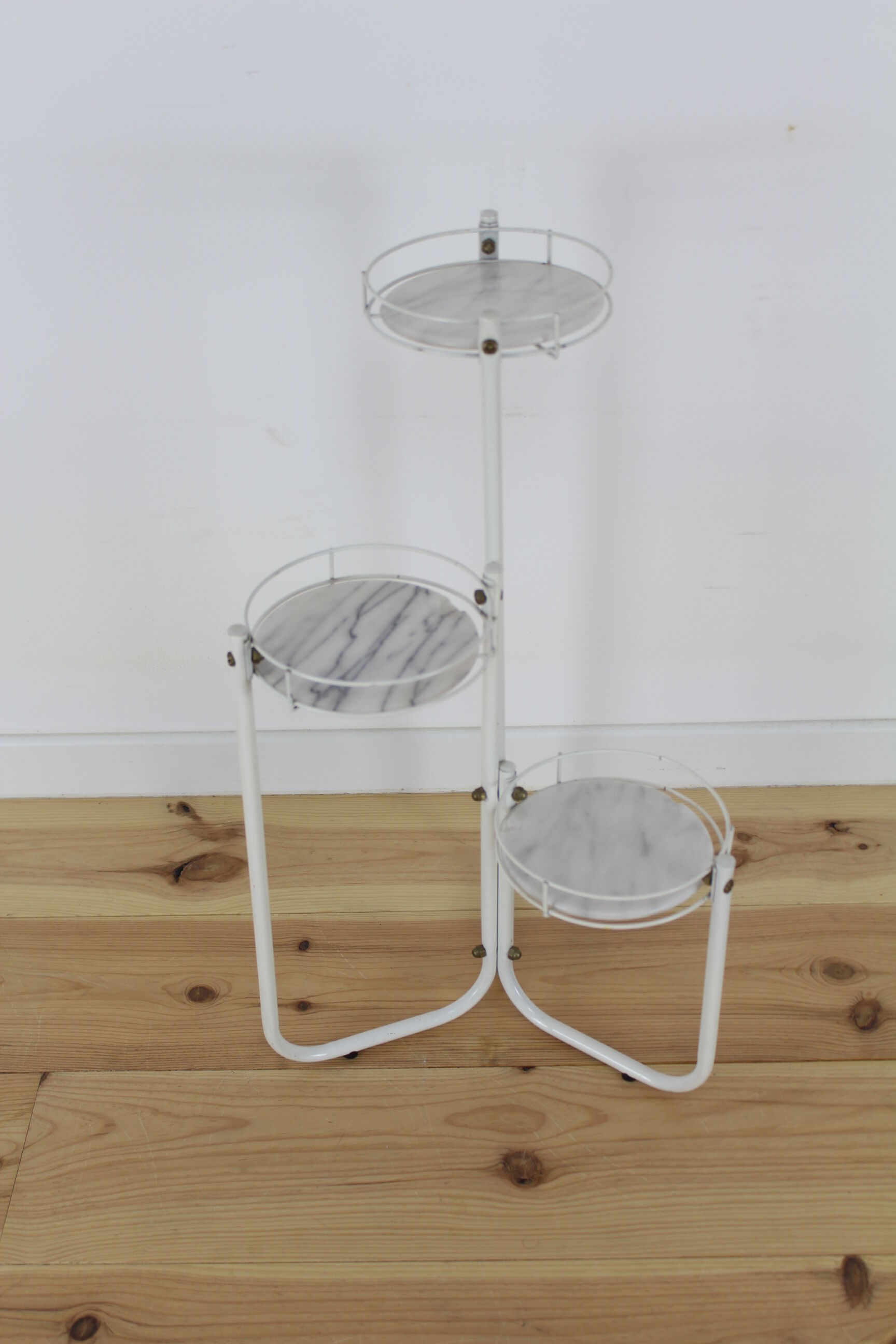 Door plant in white metal and marble