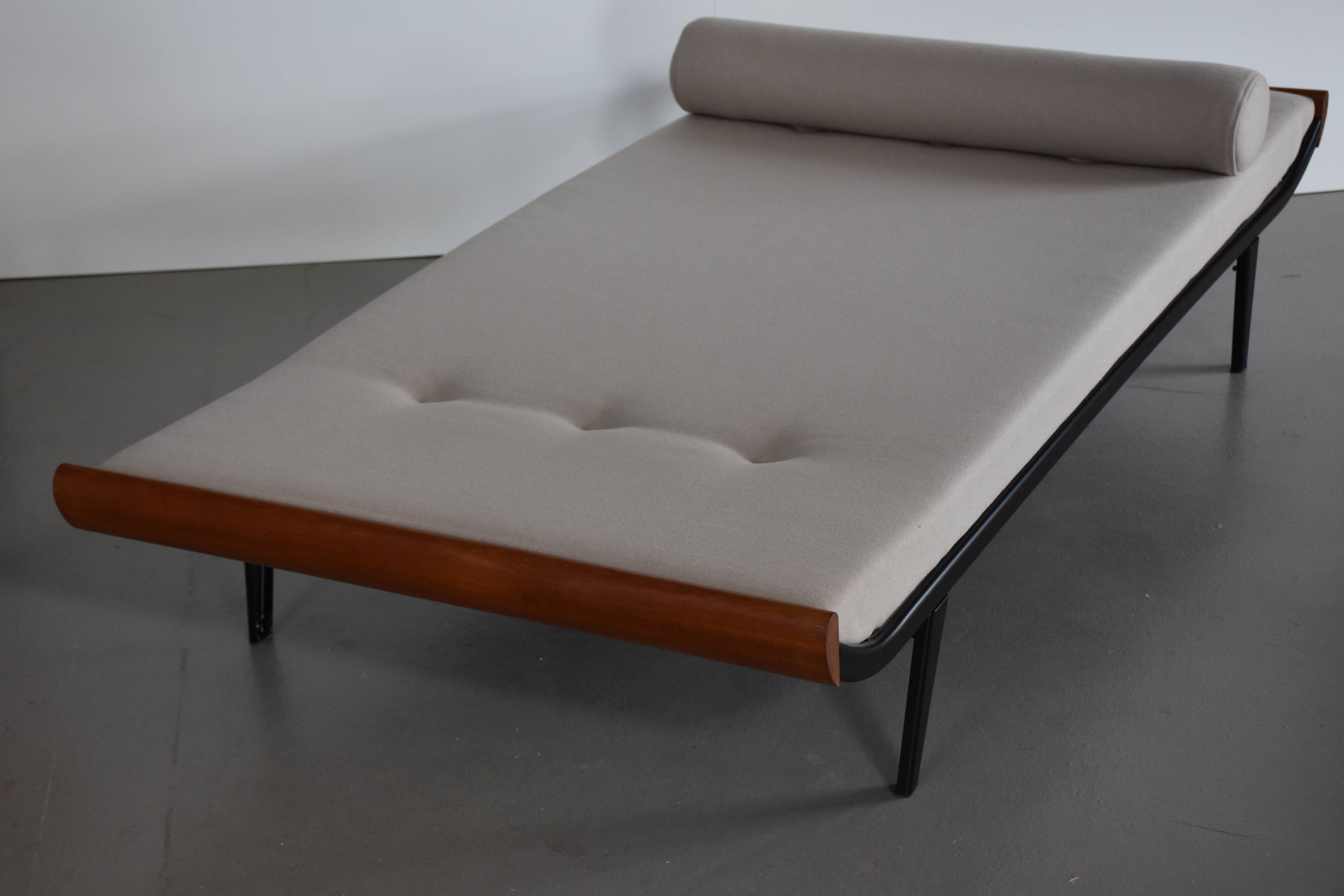 Méridienne Cléopâtre restaurée au design du milieu du siècle - Structure en teck et métal, années 60