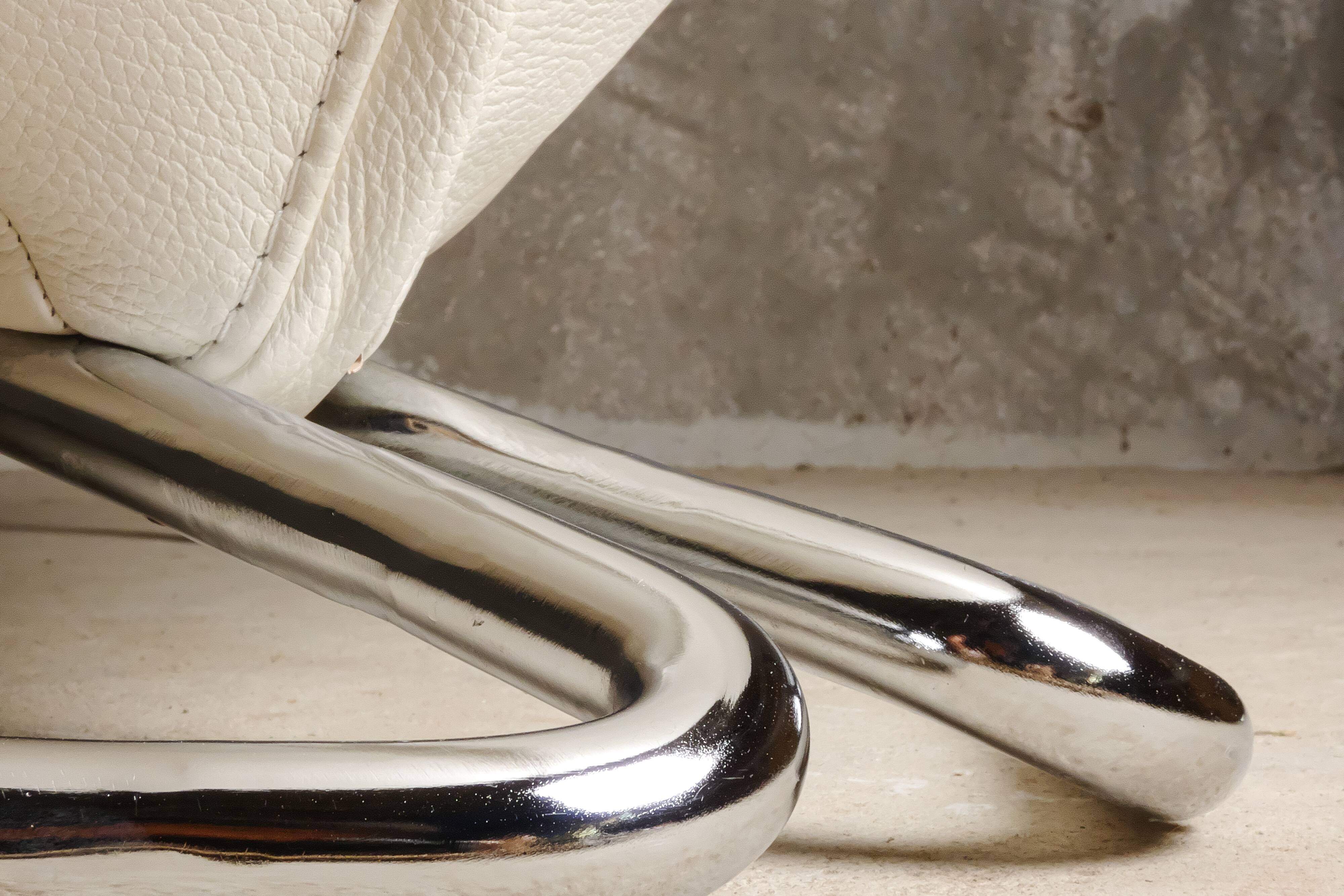 Fauteuil en cuir blanc et acier chromé Falkenberg x Rom AG, Belgique c. 1990