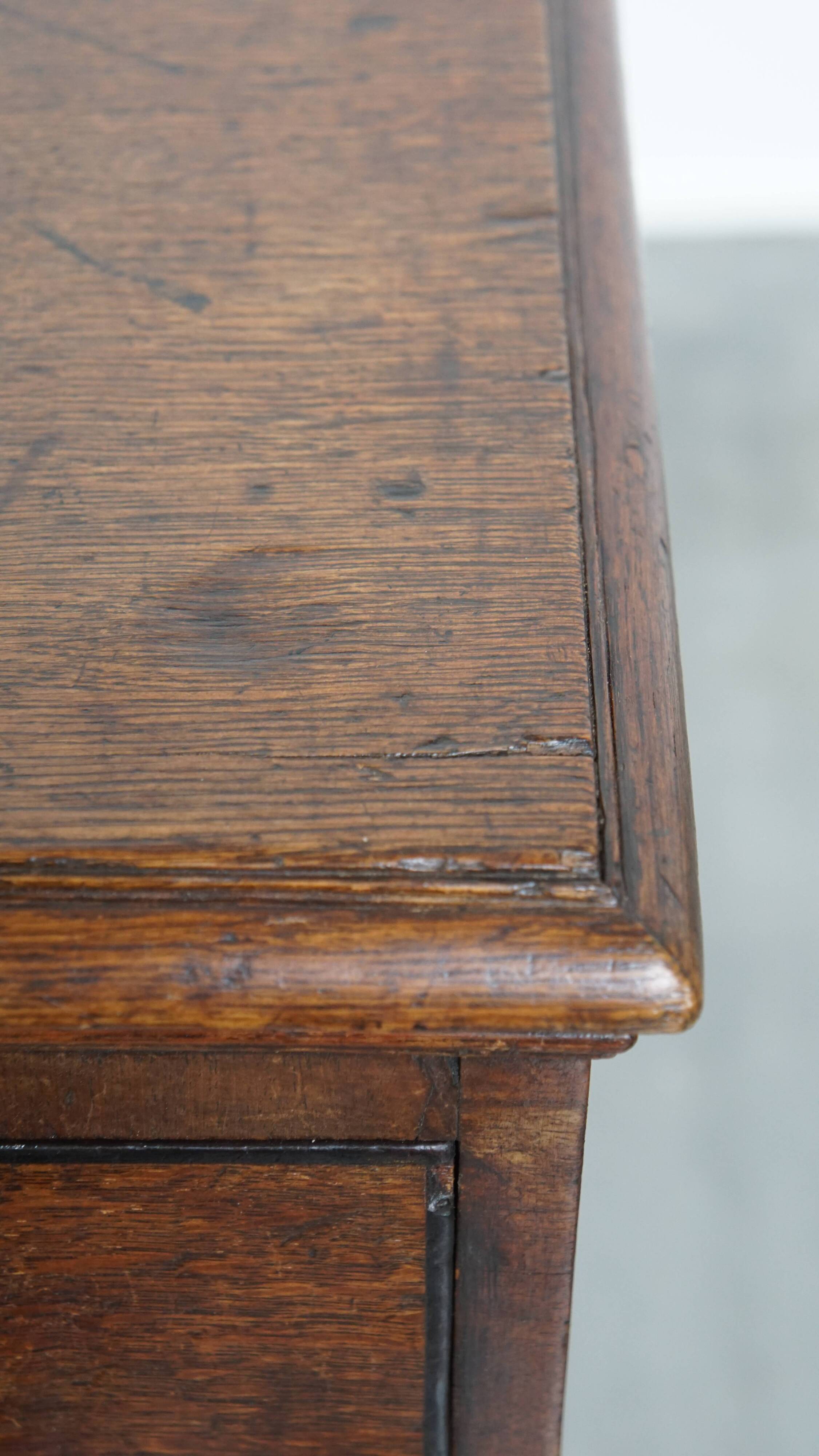 Antique English Chest of Drawers / Chest-on-Chest from the 18th Century
